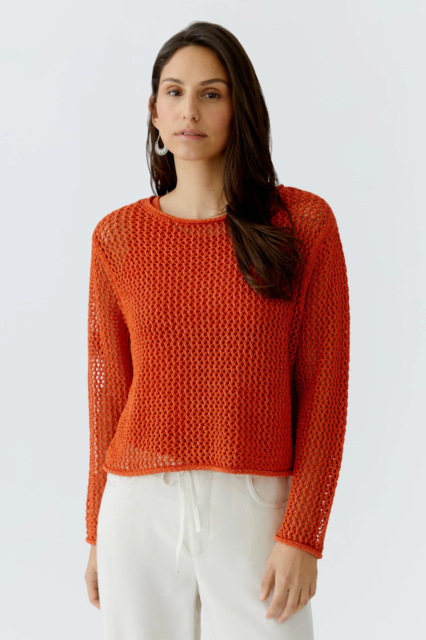 Damen-Pullover: Frau in rotem, luftigen Strickpullover mit weitem Schnitt und lässigem Look.
