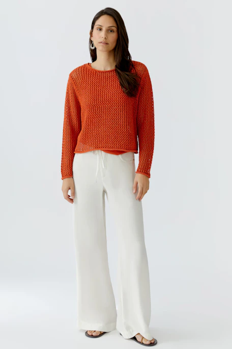 Luftiger Damen-Pullover in leuchtendem Orange mit weitem Schnitt und Rundhalsausschnitt.