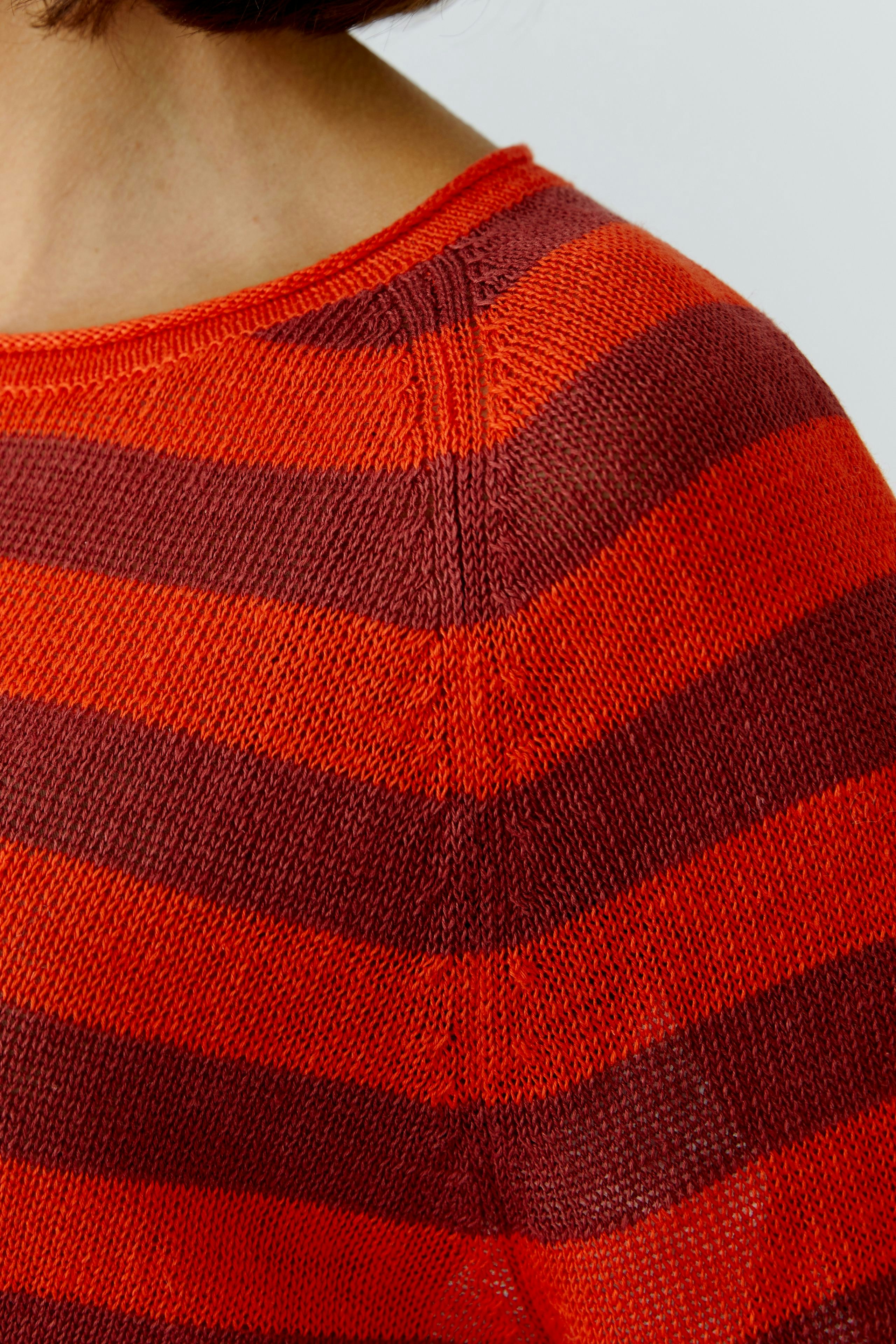 Damen-Pullover in rot-orange gestreift, lässig geschnitten, ideal für den Alltag.