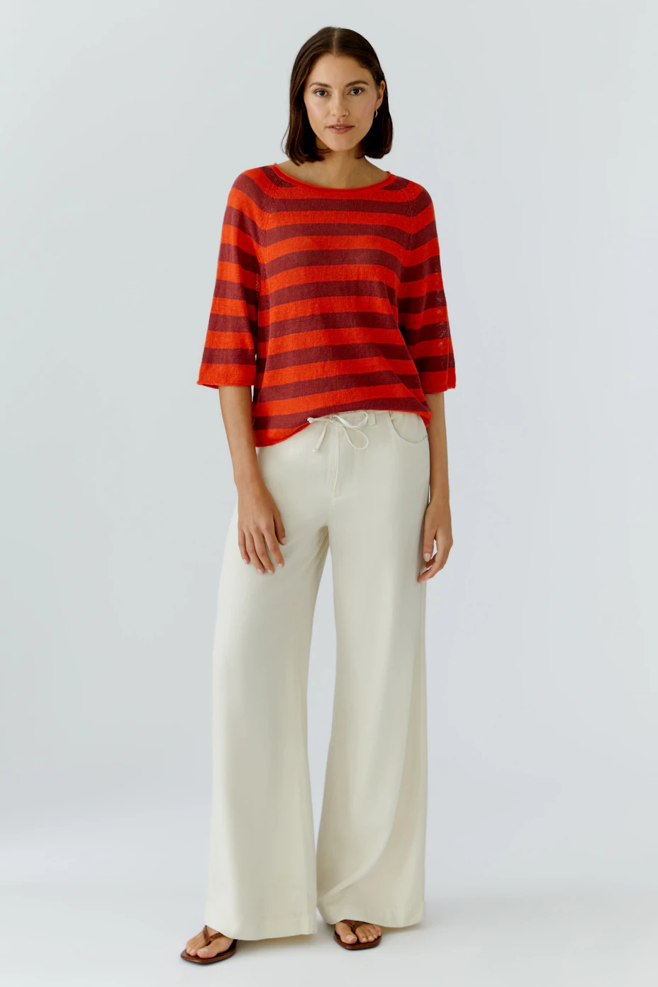 Lässiger Damen-Pullover in rot mit breiten Streifen, ideal für entspannte Outfits.