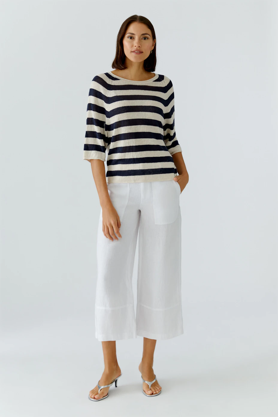 Casual women's pullover: Striped design in navy and cream, perfect for relaxed outfits.