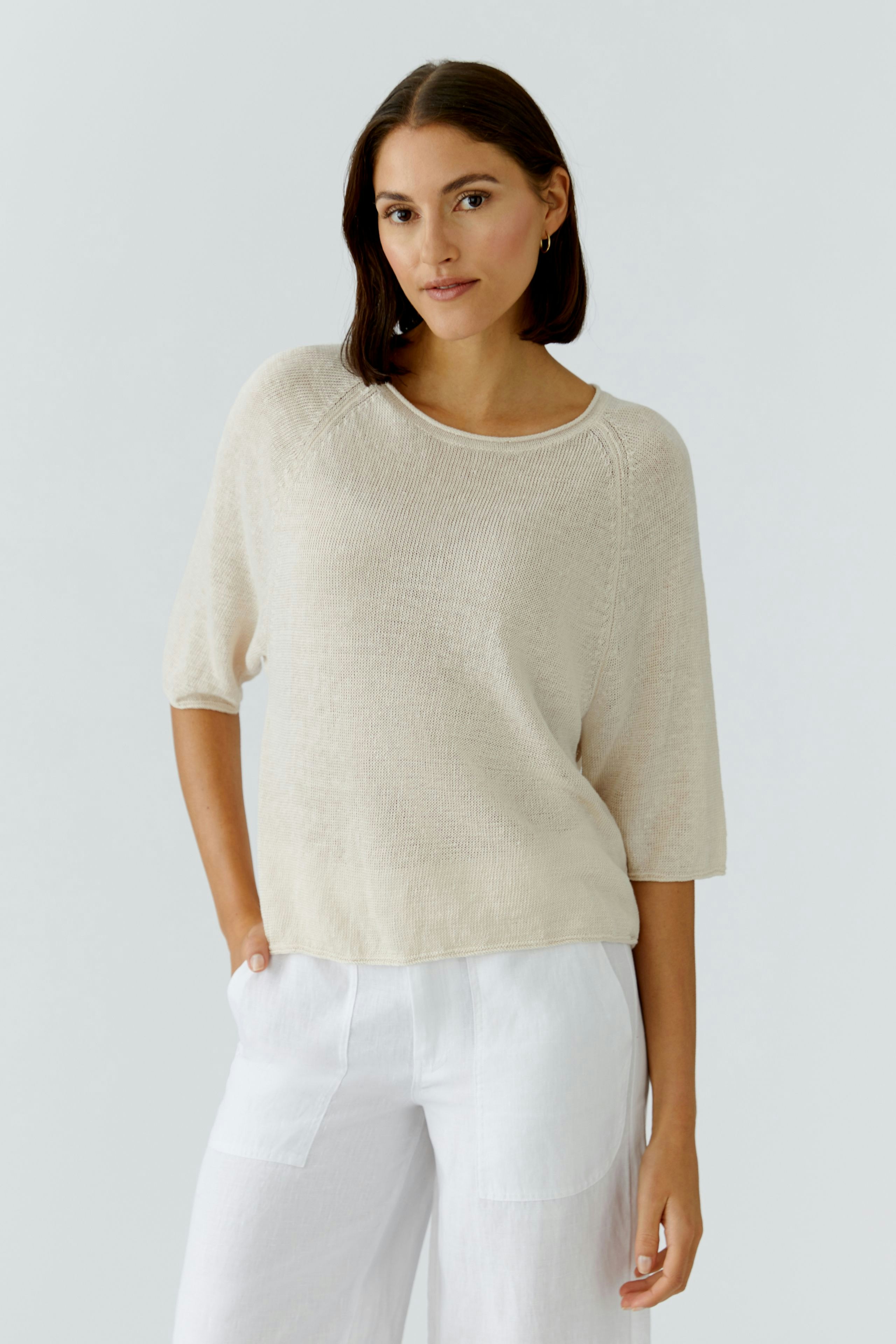 Bequemer Damen-Pullover in hellem Beige, lässig geschnitten, mit kurzen Ärmeln und Rundhalsausschnitt.