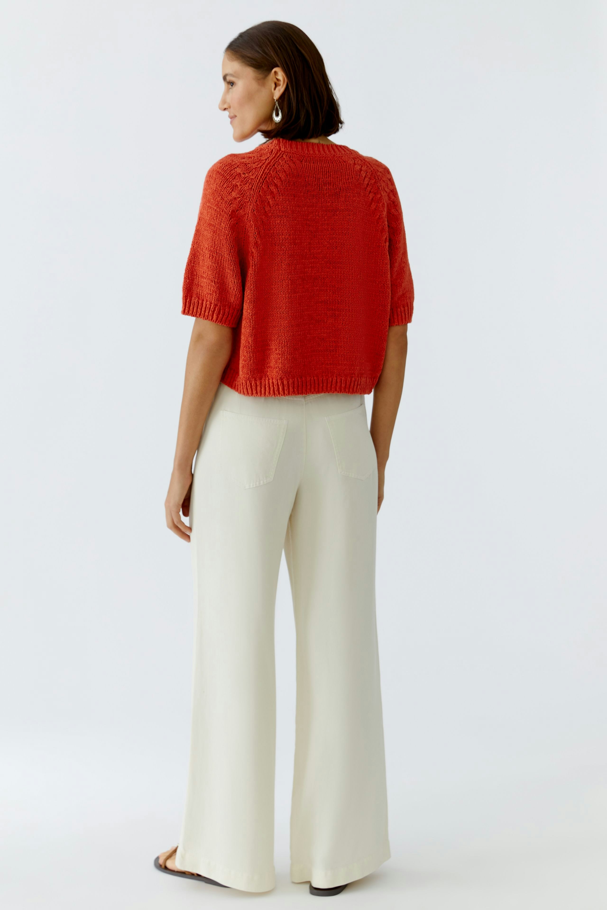 Damen-Pullover in leuchtendem Rot, lässig geschnitten, mit kurzen Ärmeln und strukturiertem Muster.