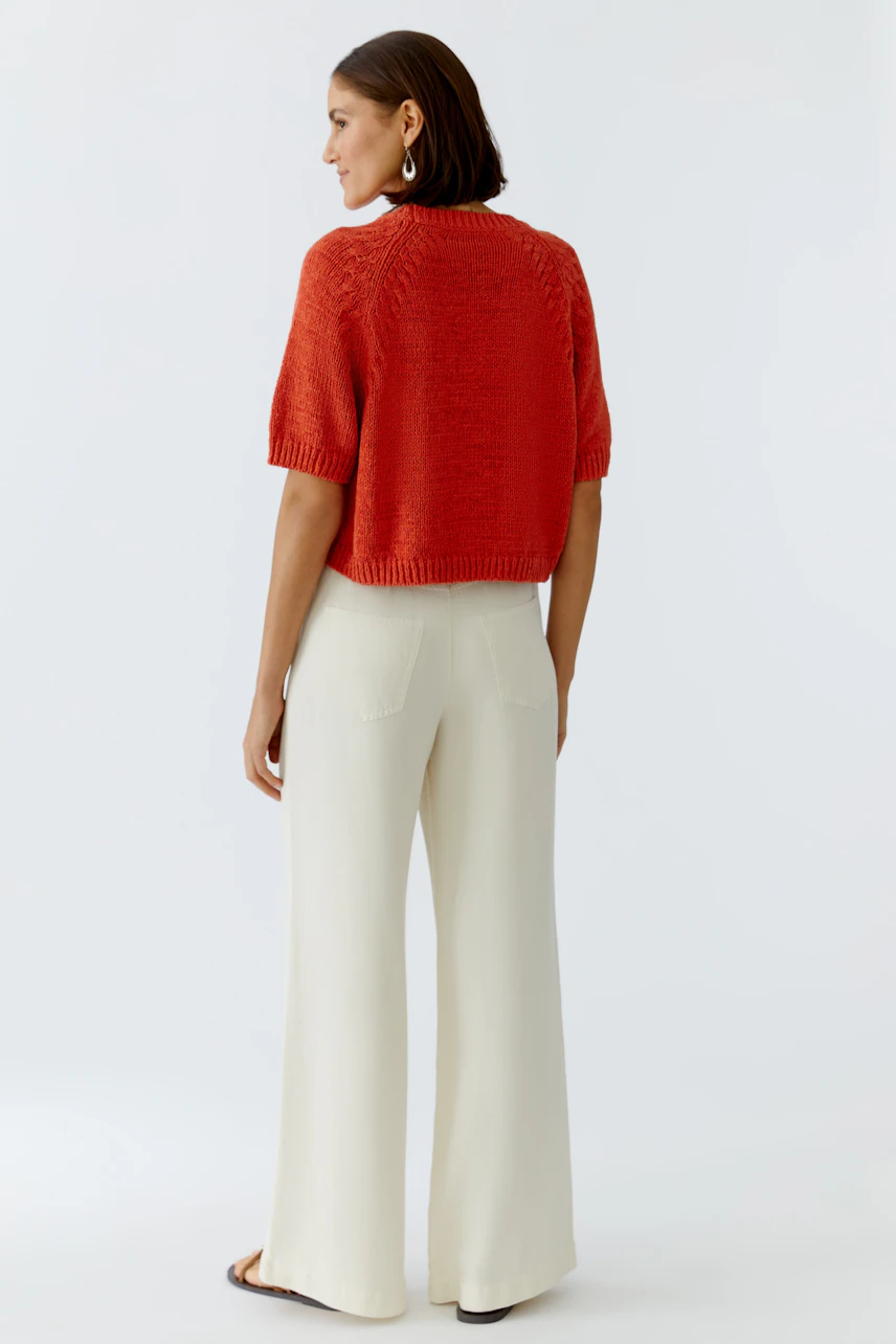 Damen-Pullover in leuchtendem Rot, lässig geschnitten, mit kurzen Ärmeln und strukturiertem Muster.