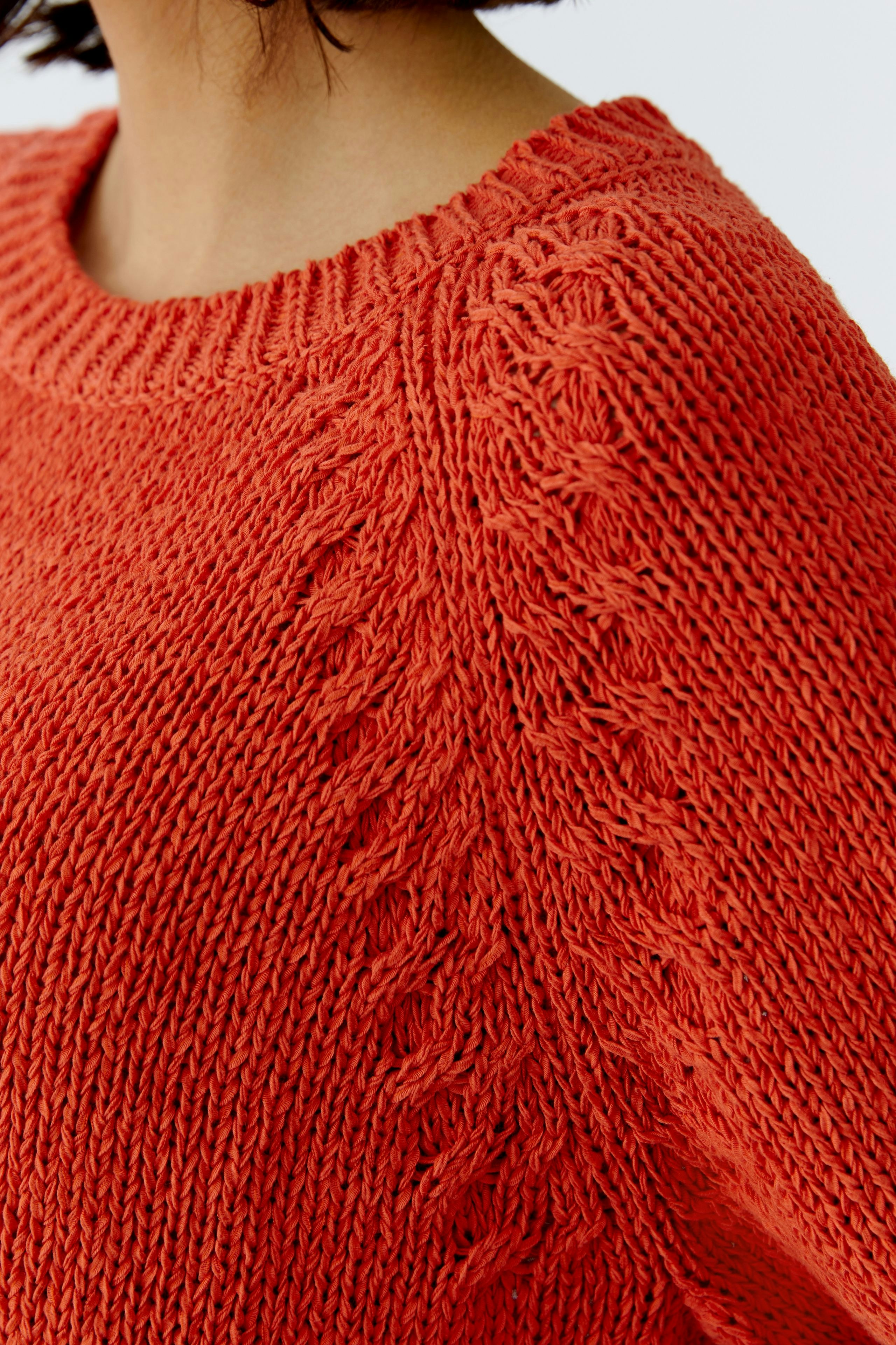 Damen-Pullover in leuchtendem Rot mit strukturiertem Strickmuster, lässig und bequem.