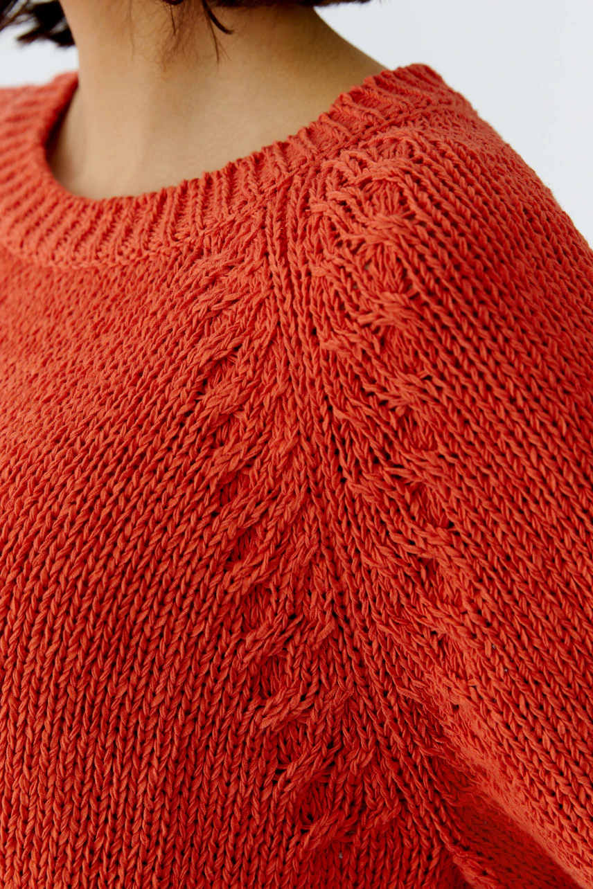 Damen-Pullover in leuchtendem Rot mit strukturiertem Strickmuster, lässig und bequem.