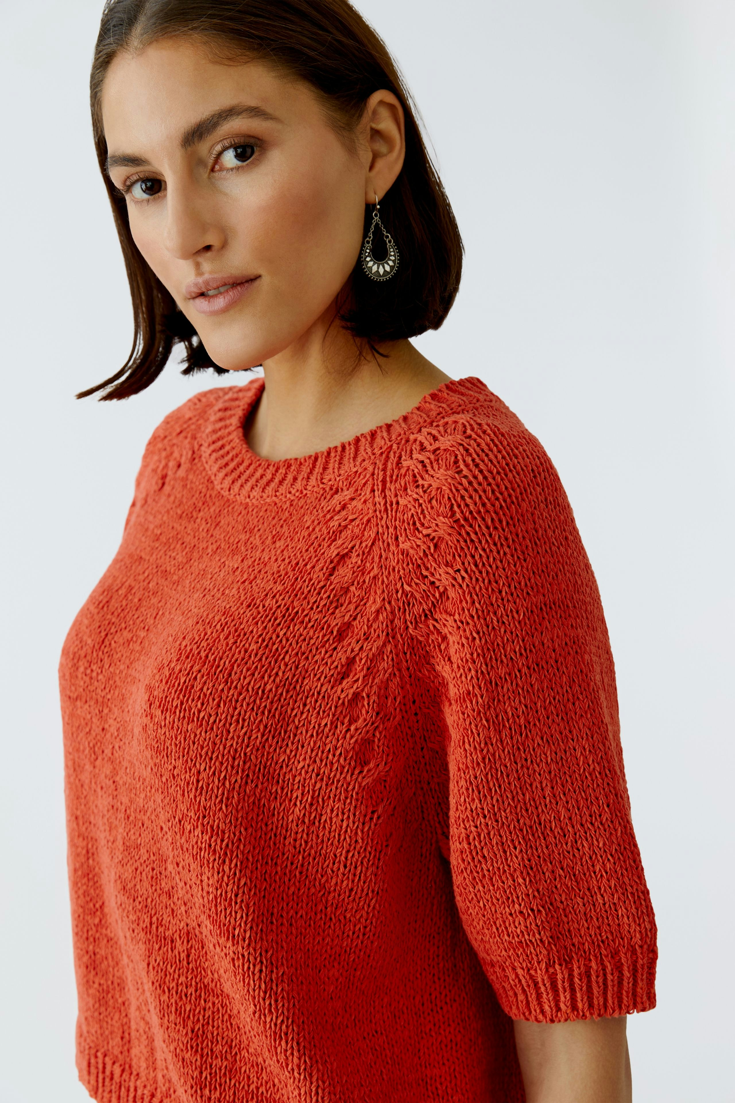 Damen-Pullover in leuchtendem Orange: Frau mit kurzen Ärmeln und lässigem Schnitt, ideal für den Alltag.