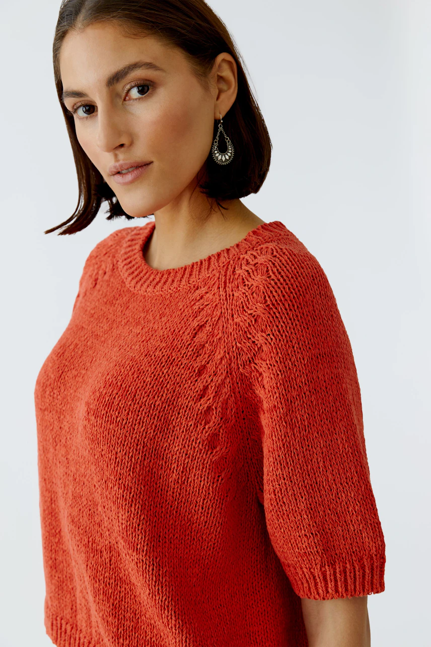Damen-Pullover in leuchtendem Orange: Frau mit kurzen Ärmeln und lässigem Schnitt, ideal für den Alltag.
