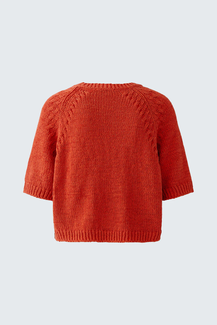 Roter Damen-Pullover: Rückansicht eines lässigen Strickpullovers mit halblangen Ärmeln.