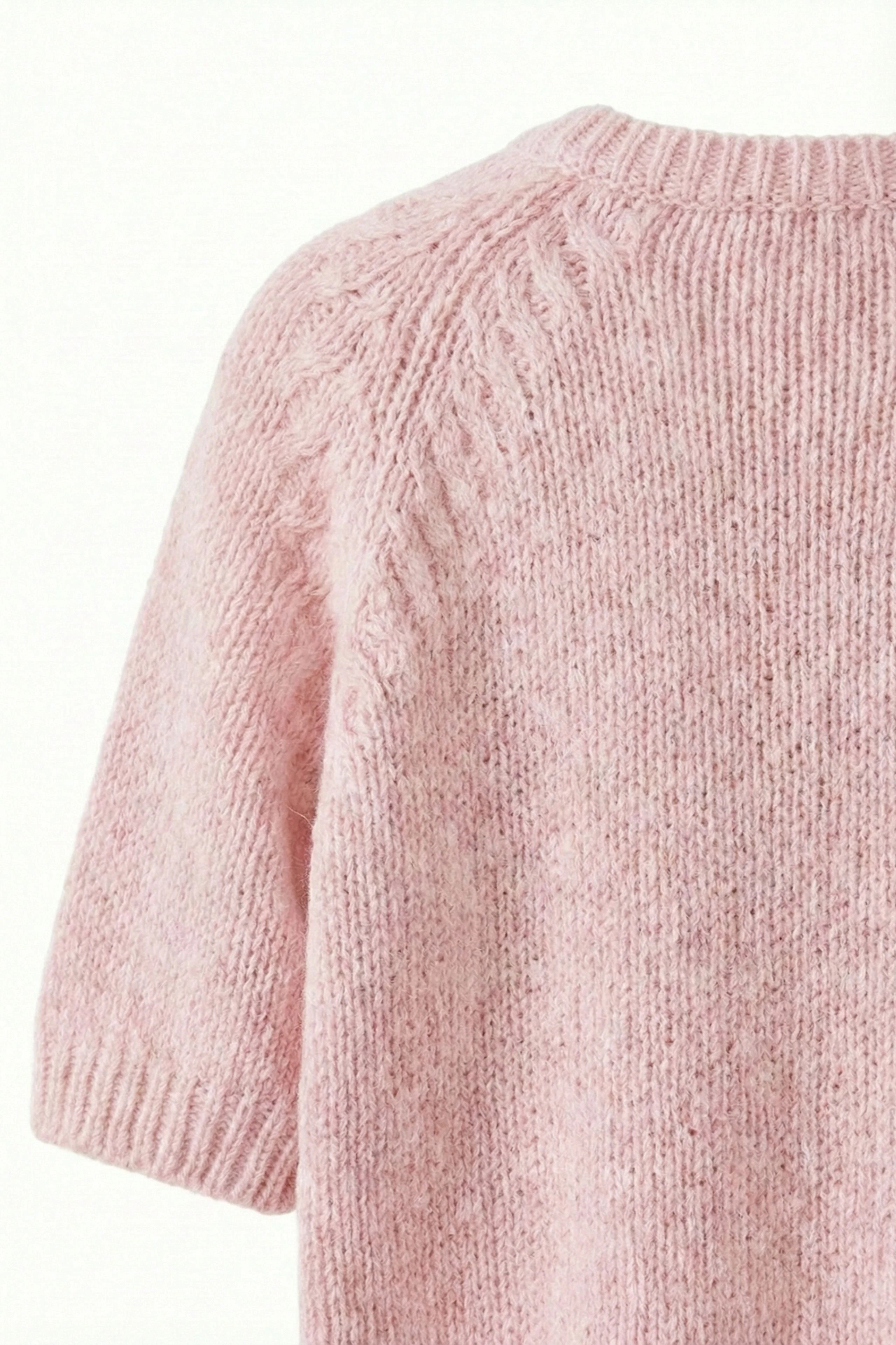 Bequemer Damen-Pullover in zartem Rosa mit kurzen Ärmeln und strukturiertem Strickmuster.