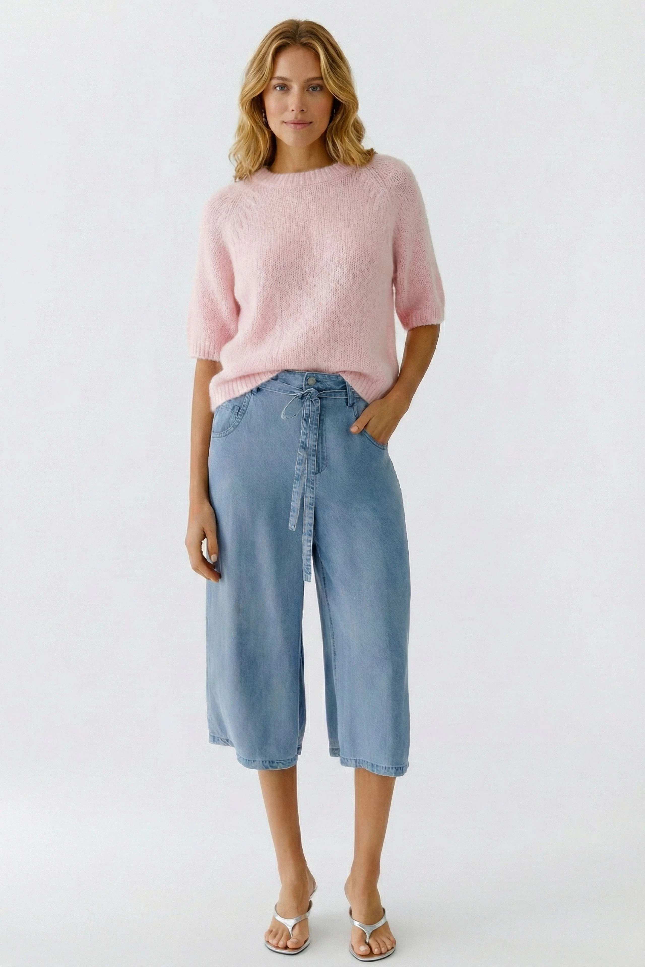 Damen-Pullover in zartem Rosa: Frau trägt einen weichen, lässigen Pullover mit kurzen Ärmeln.