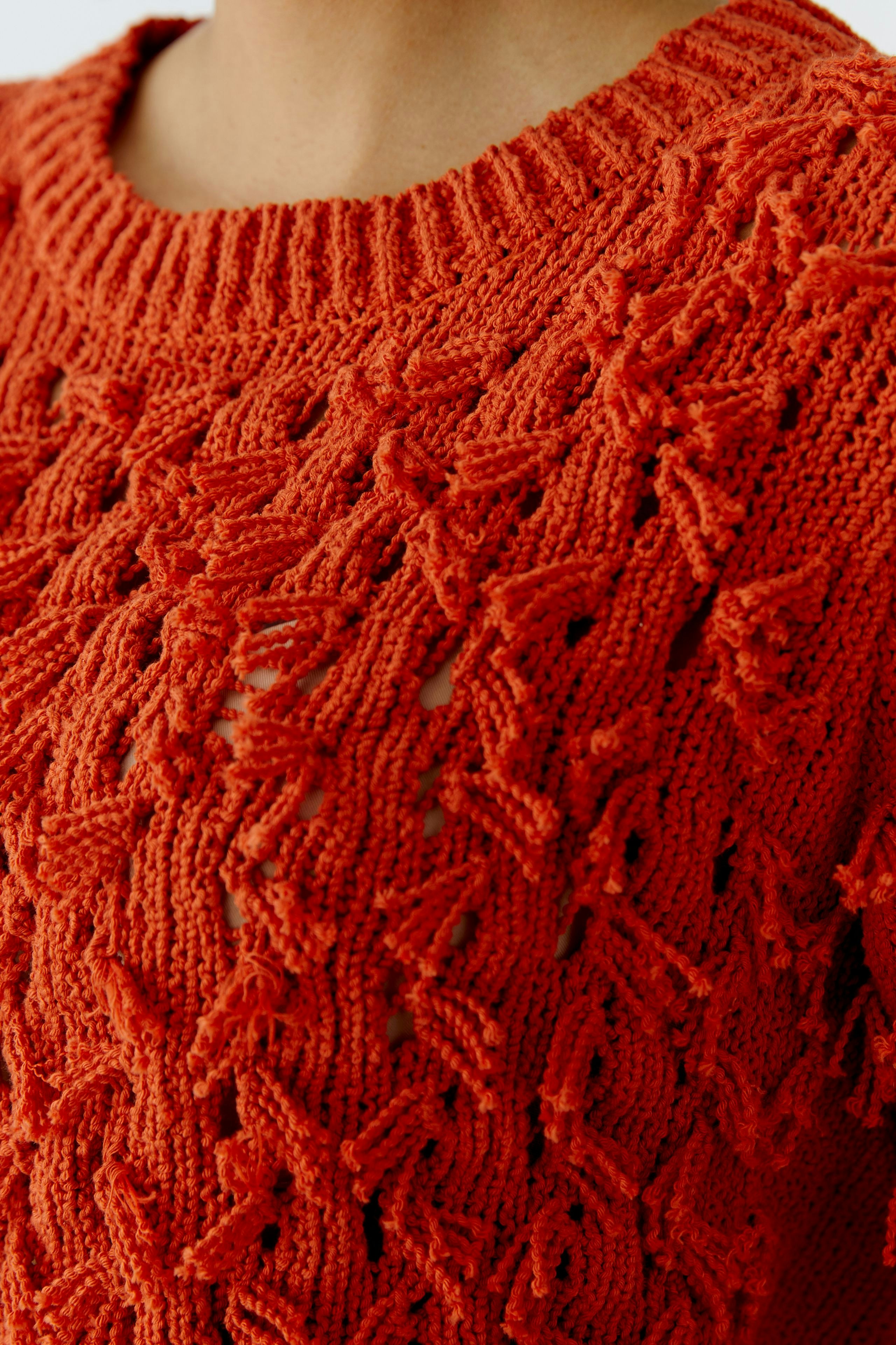 Damen-Pullover in leuchtendem Orange mit luftiger Strickstruktur, ideal für lässige Outfits.