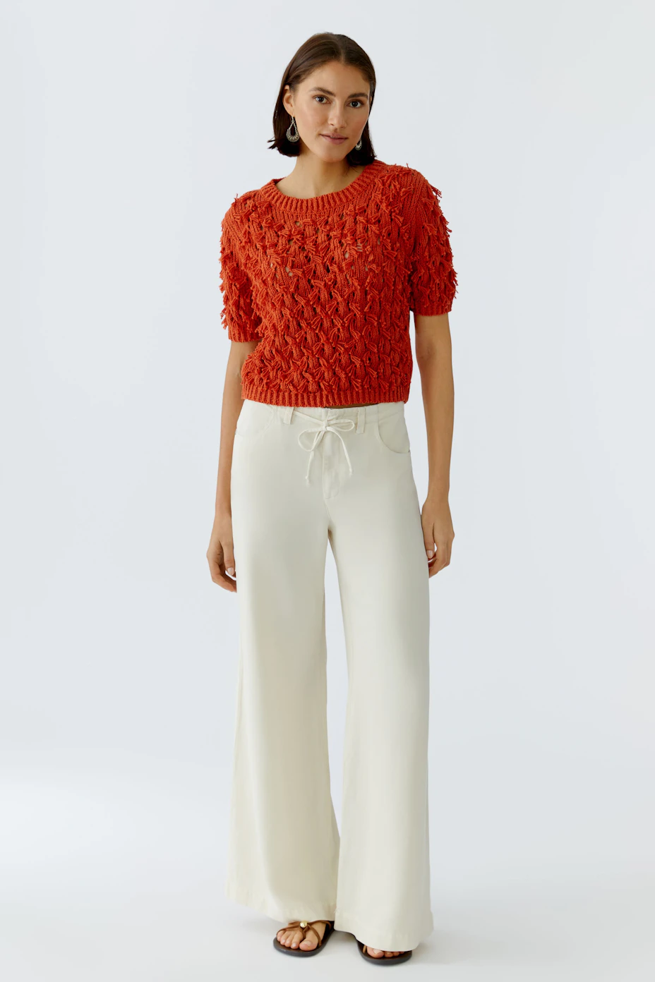 Roter Damen-Pullover mit strukturiertem Design und kurzen Ärmeln, ideal für lässige Outfits.