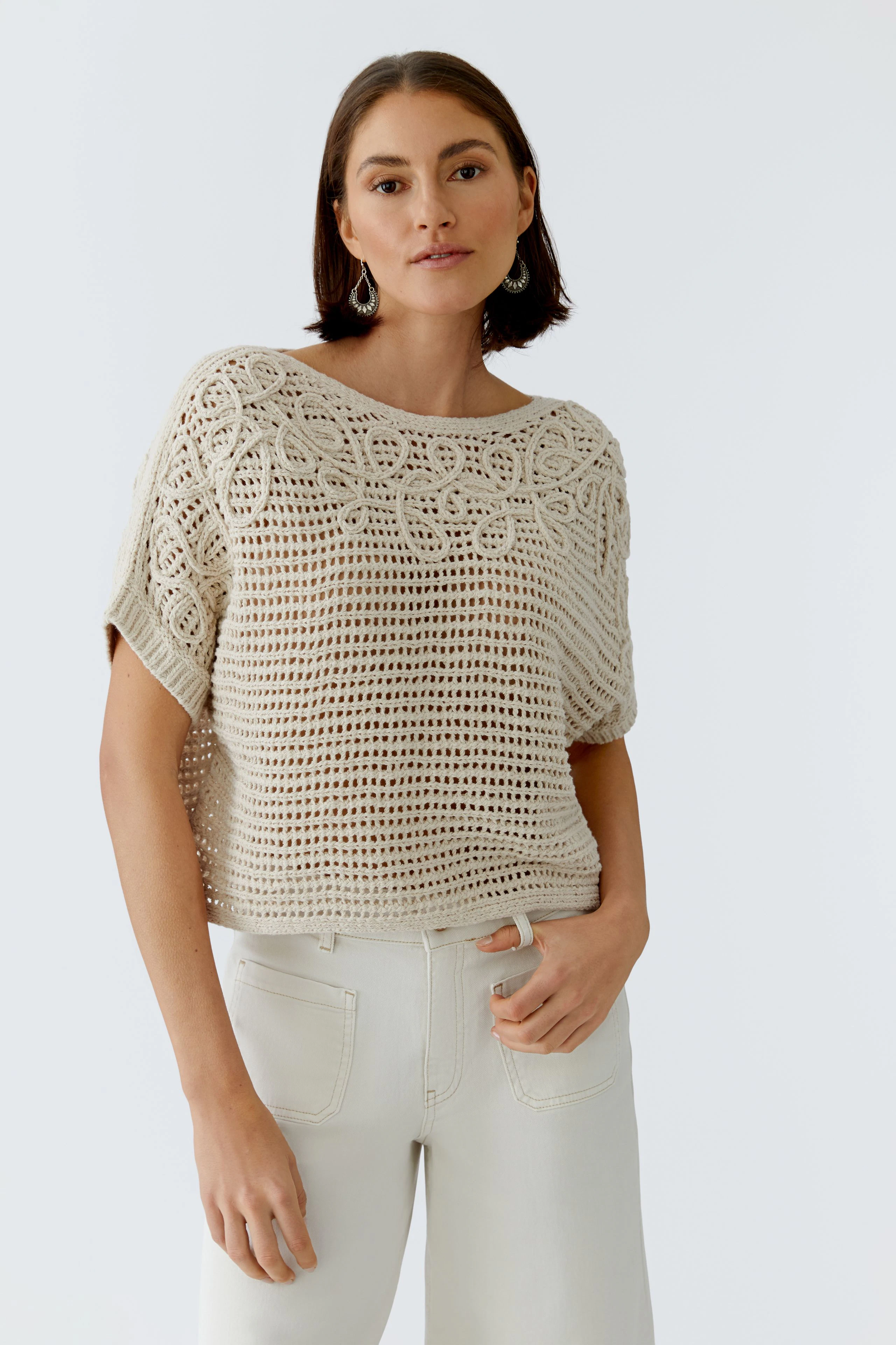Bequemer Damen-Pullover: Frau in hellem, luftigen Strickpullover mit weitem Schnitt und lässigem Look.