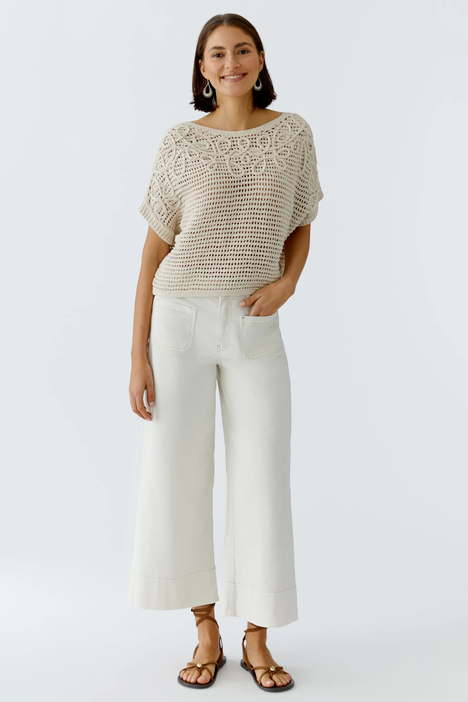 Heller Damen-Pullover mit luftiger Struktur und weitem Schnitt, ideal für lässige Outfits.