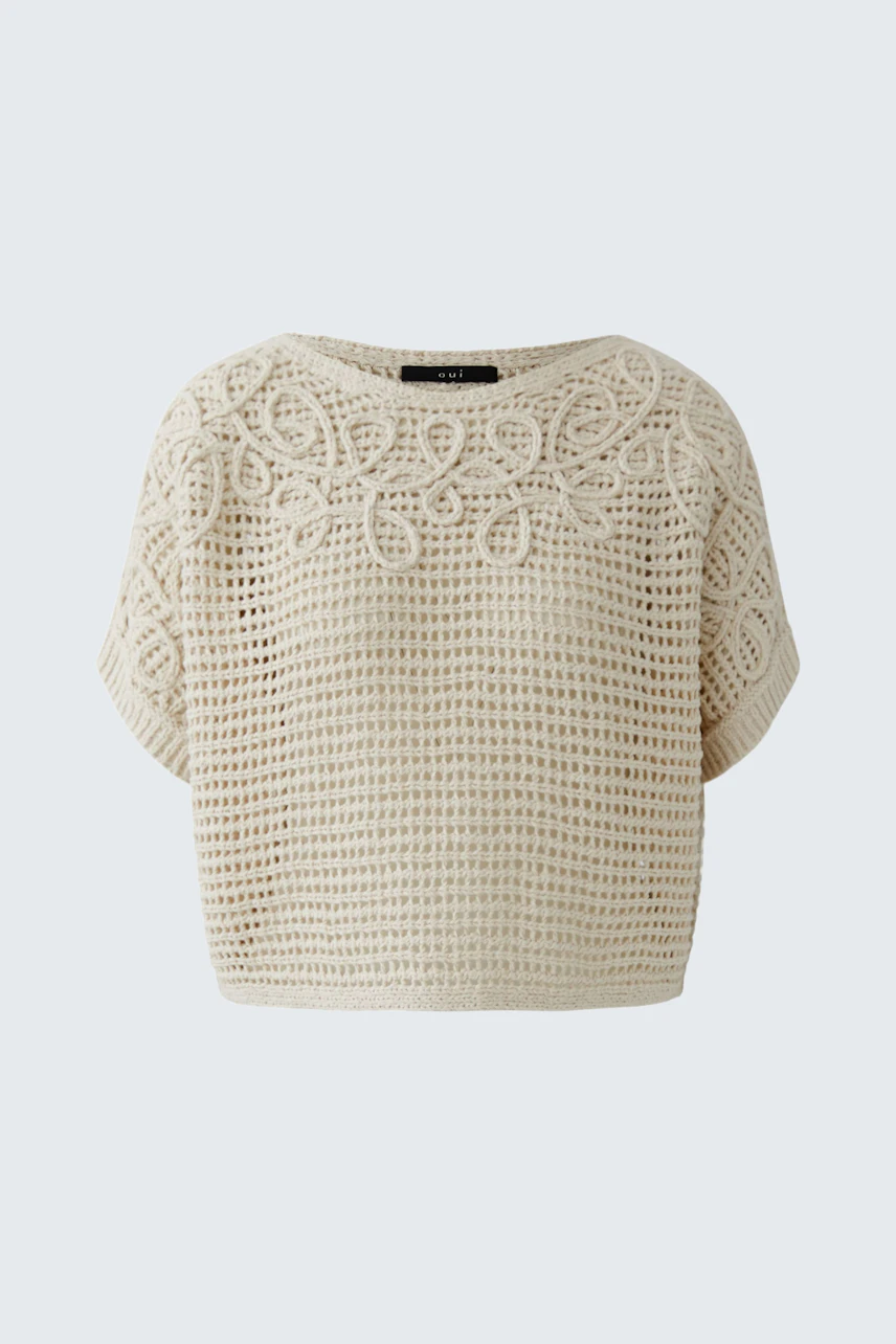 Casual women's pullover: Light beige knitted pullover with a loose fit and unique pattern.