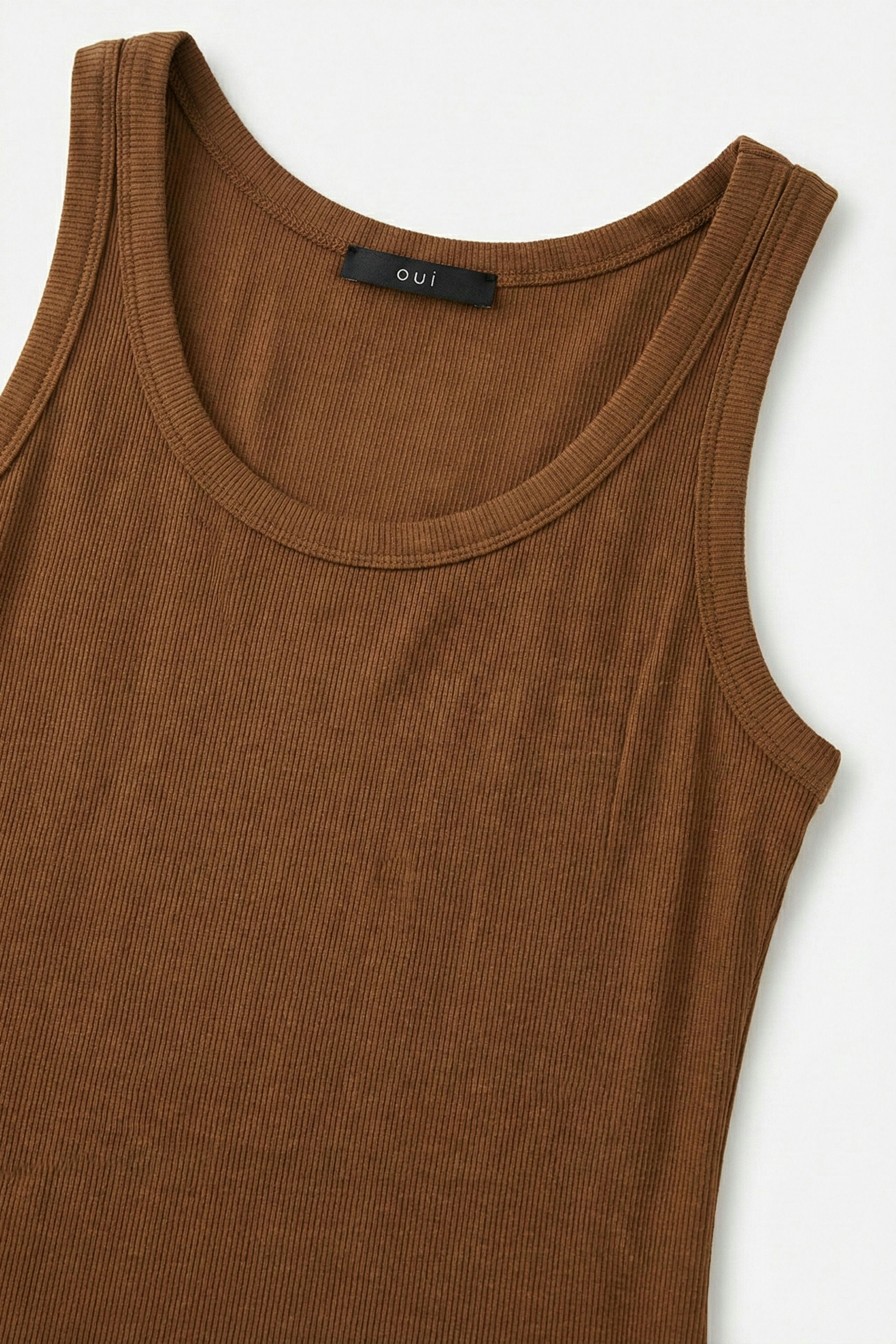 Beige Damen-Tank Top: Schlichtes, ärmelloses Oberteil aus weichem Material, ideal für den Alltag.