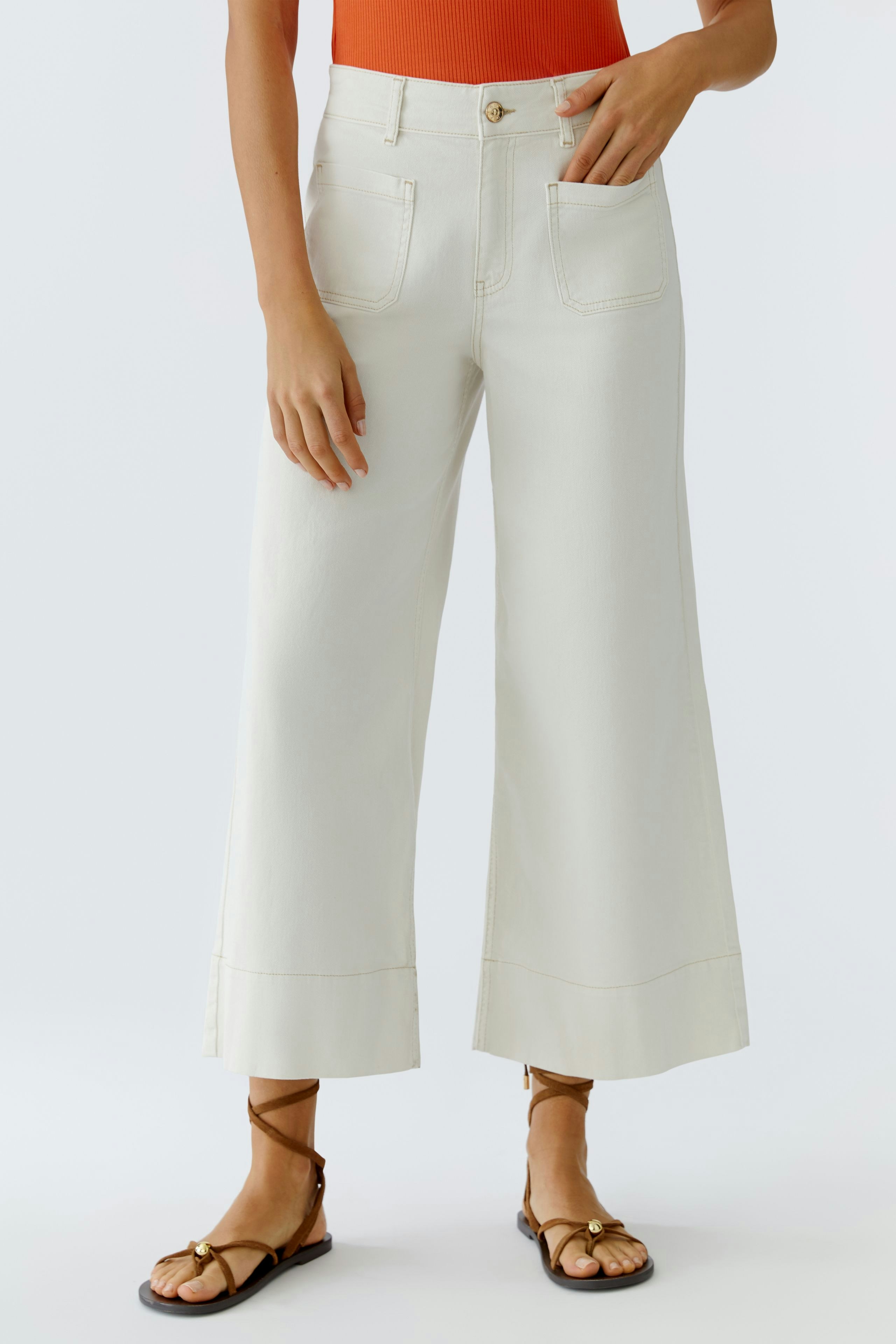 Bequeme Wide Leg Jeans für Damen: Frau trägt helle Jeans mit weitem Bein und lässigem Oberteil.