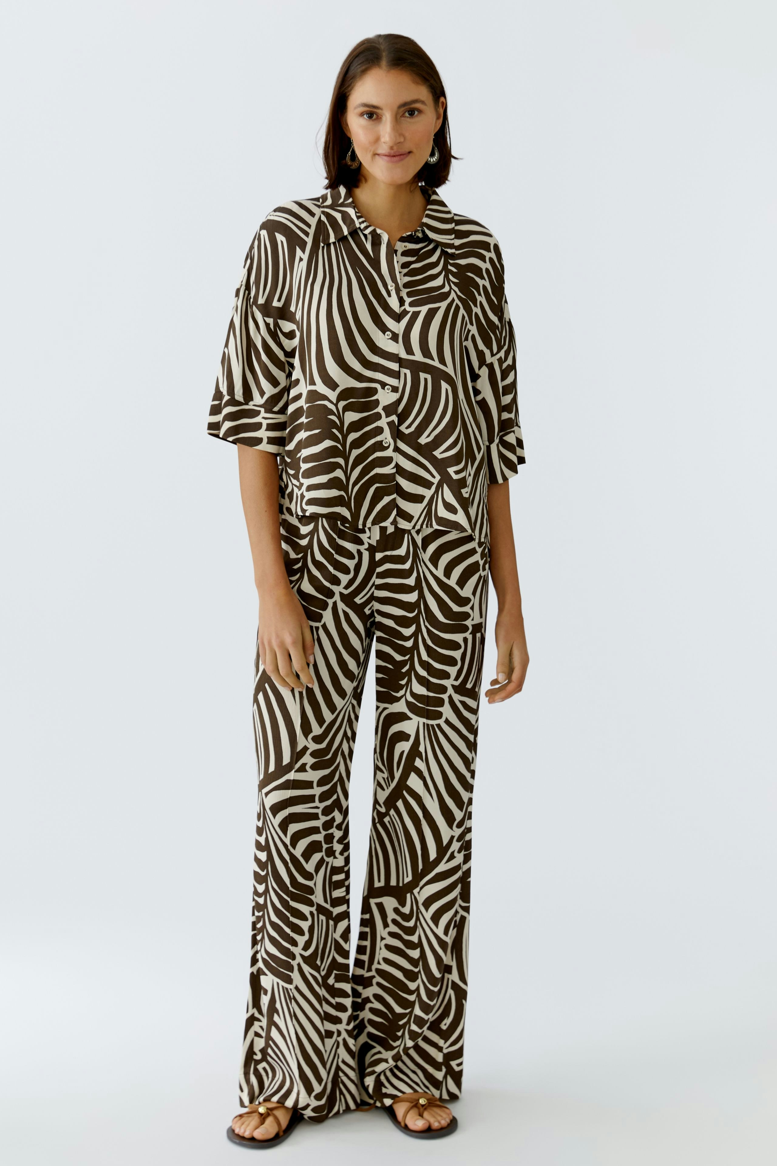 Bequeme Damen-Hose im modernen Zebra-Design, lässig kombiniert mit passendem Oberteil.