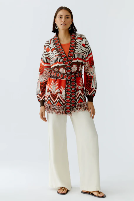 Bunte Damen-Strickjacke mit fröhlichem Muster und Fransen, ideal für lässige Outfits.