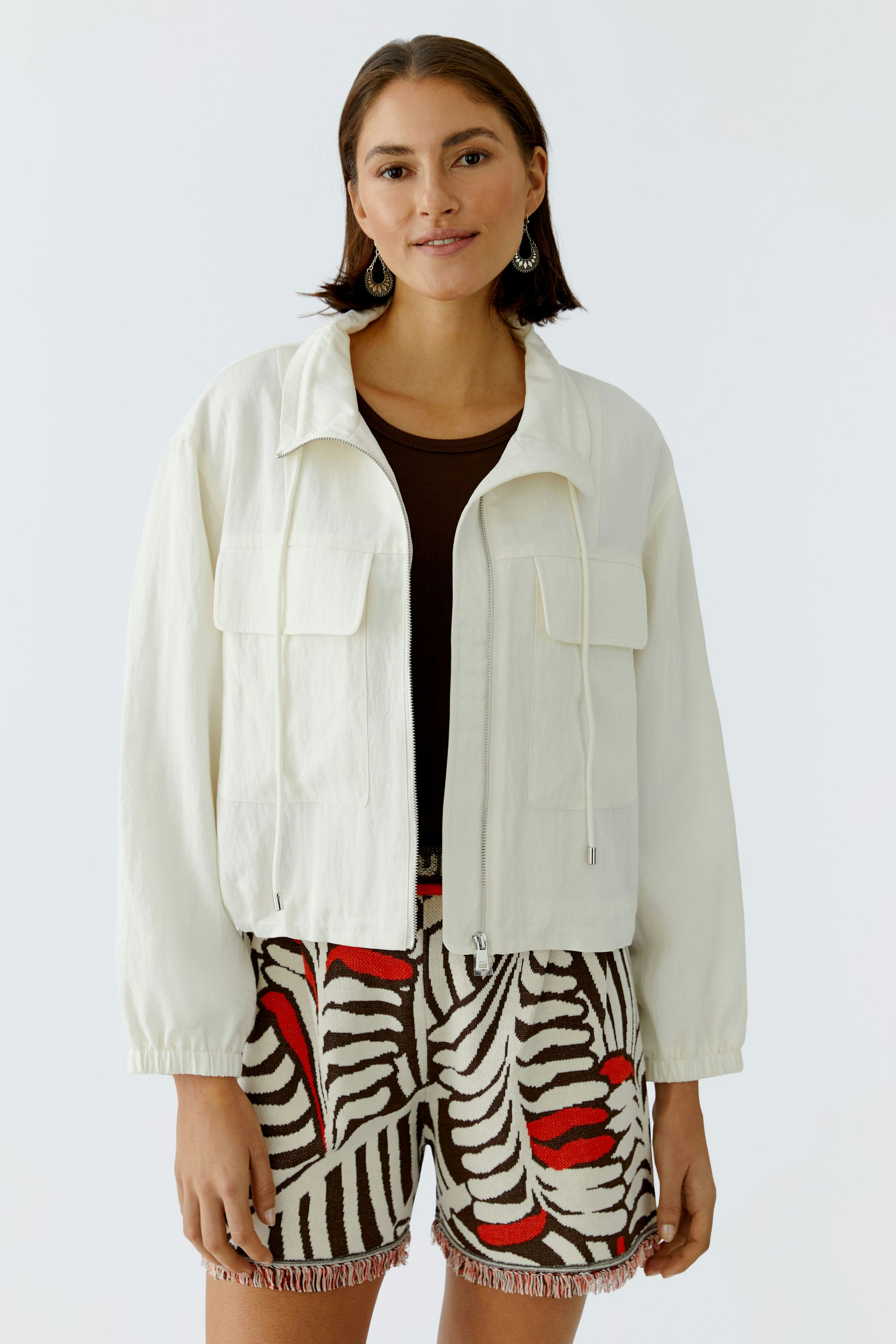 Damen-Blouson: Frau in lässigem, weißen Blouson mit zwei Taschen und lockerer Passform.