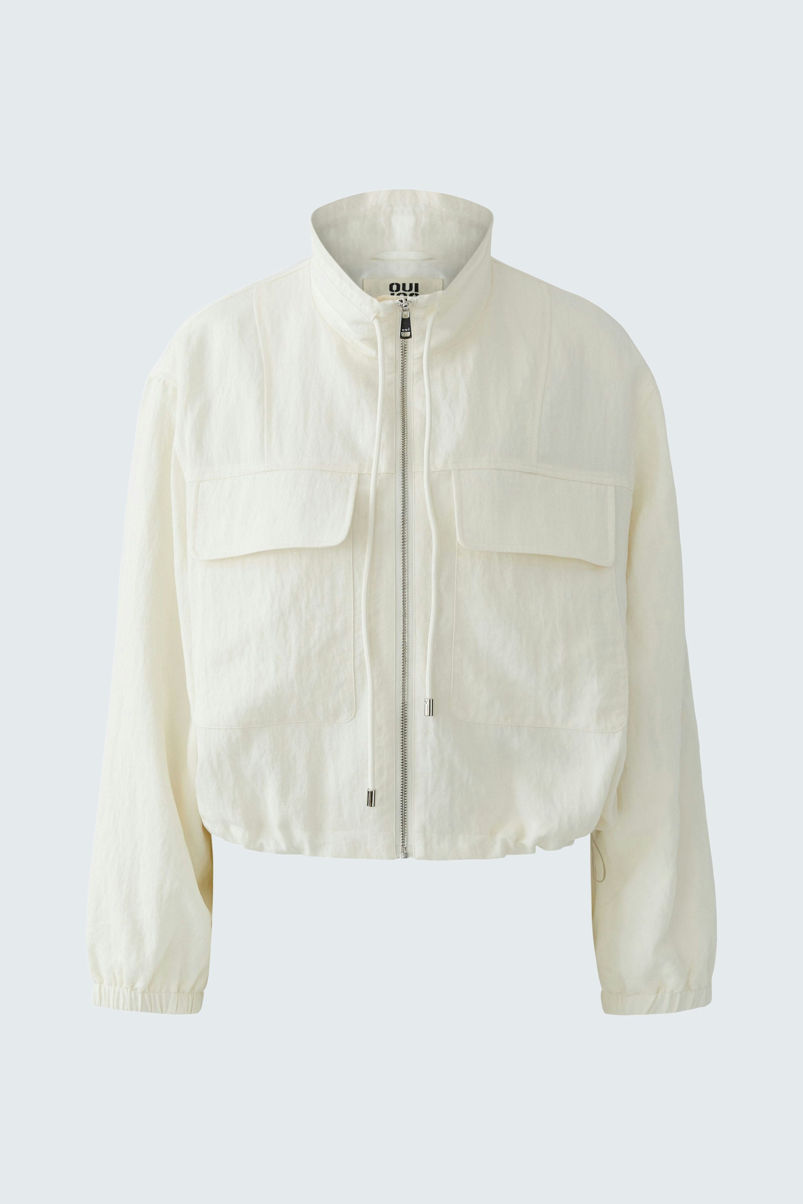 Damen-Blouson: Weiße Jacke mit Stehkragen und zwei aufgesetzten Taschen.