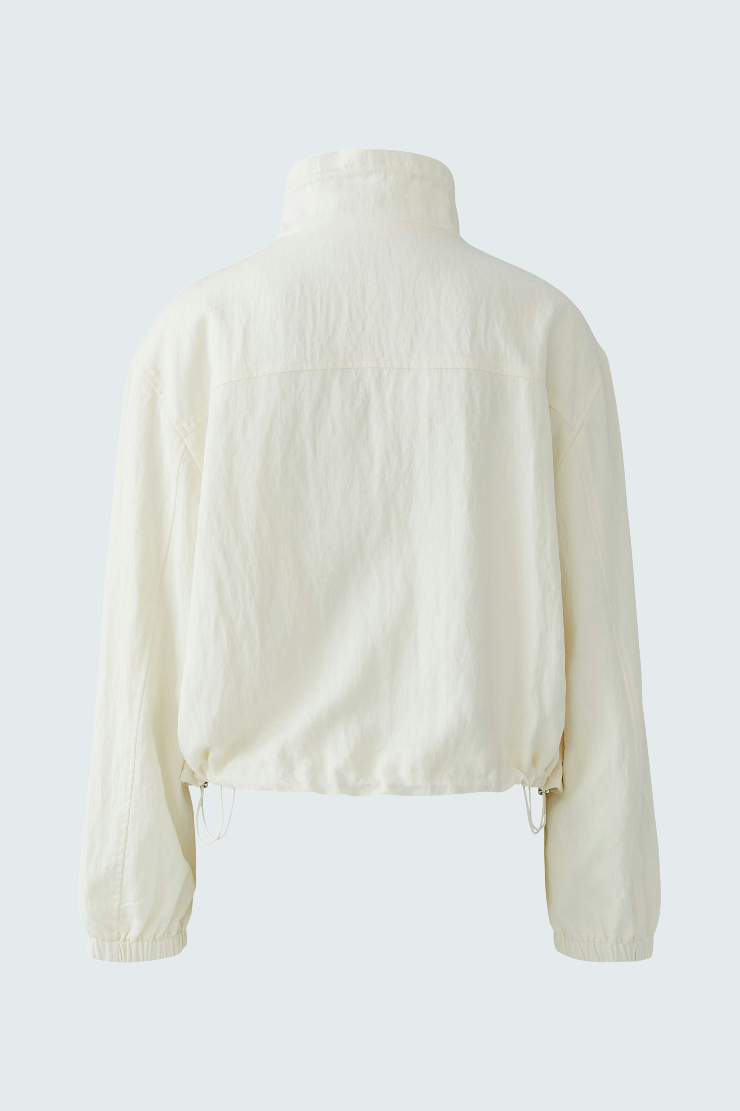 Bequemer Blouson: Rückansicht einer lässigen, weißen Jacke mit hohem Kragen und lockerer Passform.