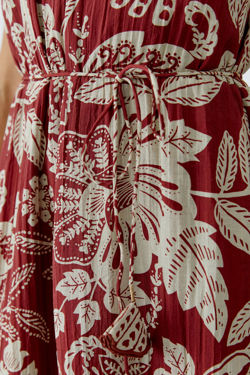 Maxikleid in Rot mit floralem Muster und Taillengürtel, ideal für den Sommer.