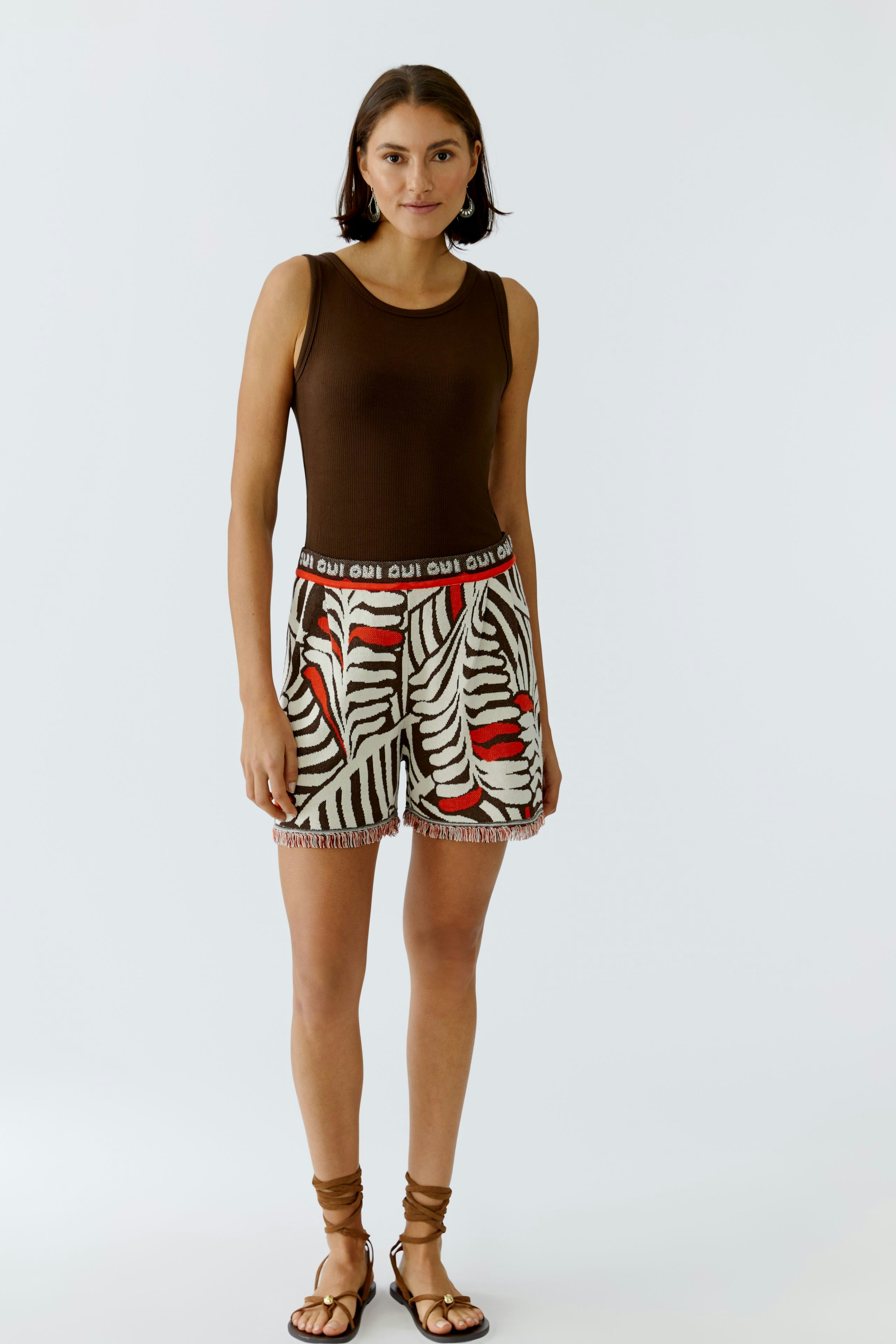 Bequeme Damen-Shorts mit auffälligem Muster und elastischem Bund, ideal für warme Tage.