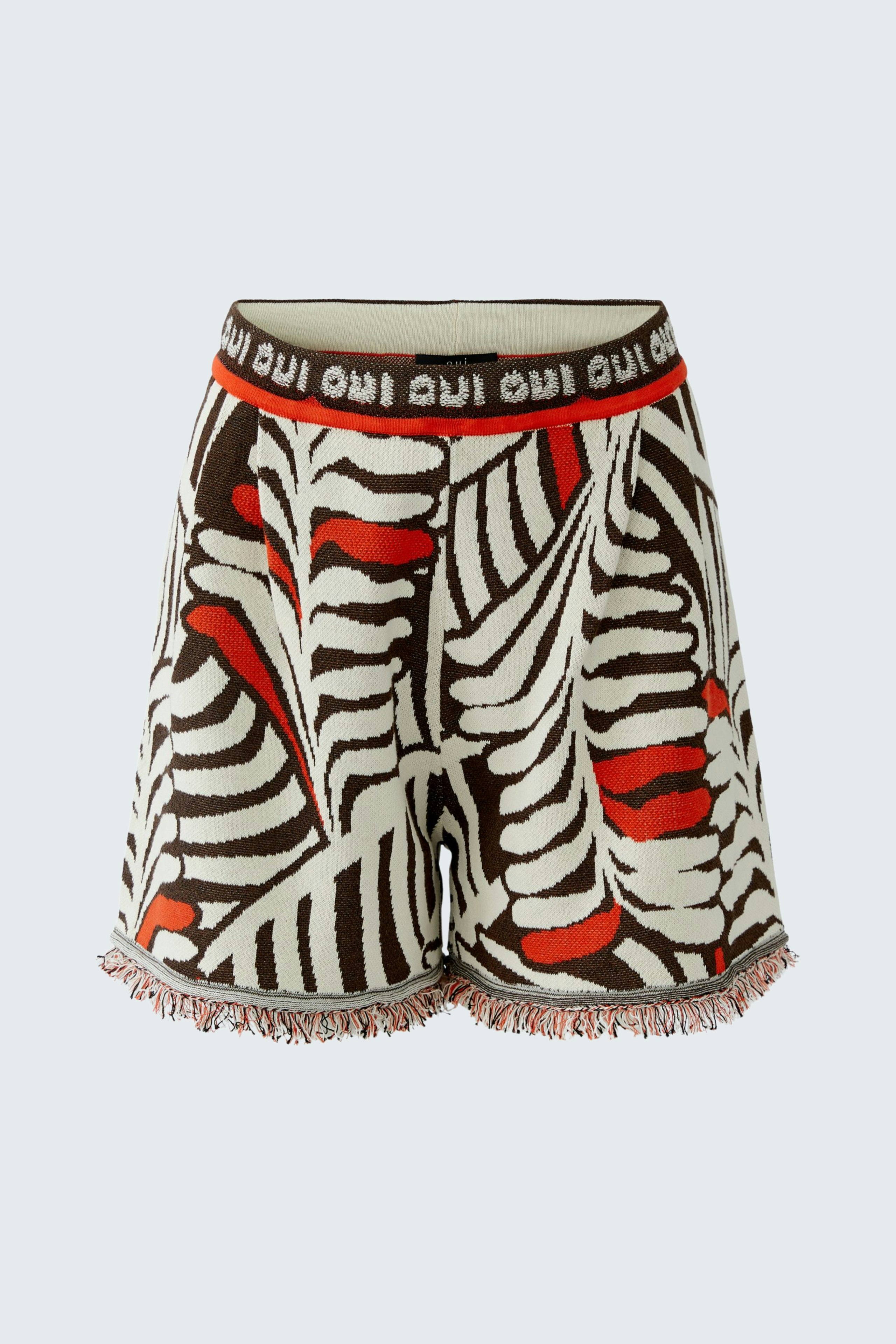 Bequeme Damen-Shorts mit buntem Blattmuster und fransigem Saum, ideal für den Sommer.