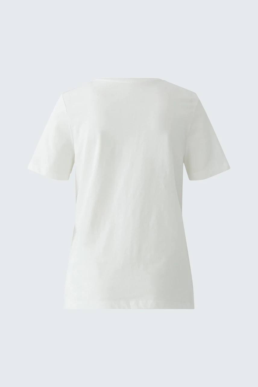 Casual women's T-shirt: A simple white tee with short sleeves, perfect for everyday wear.