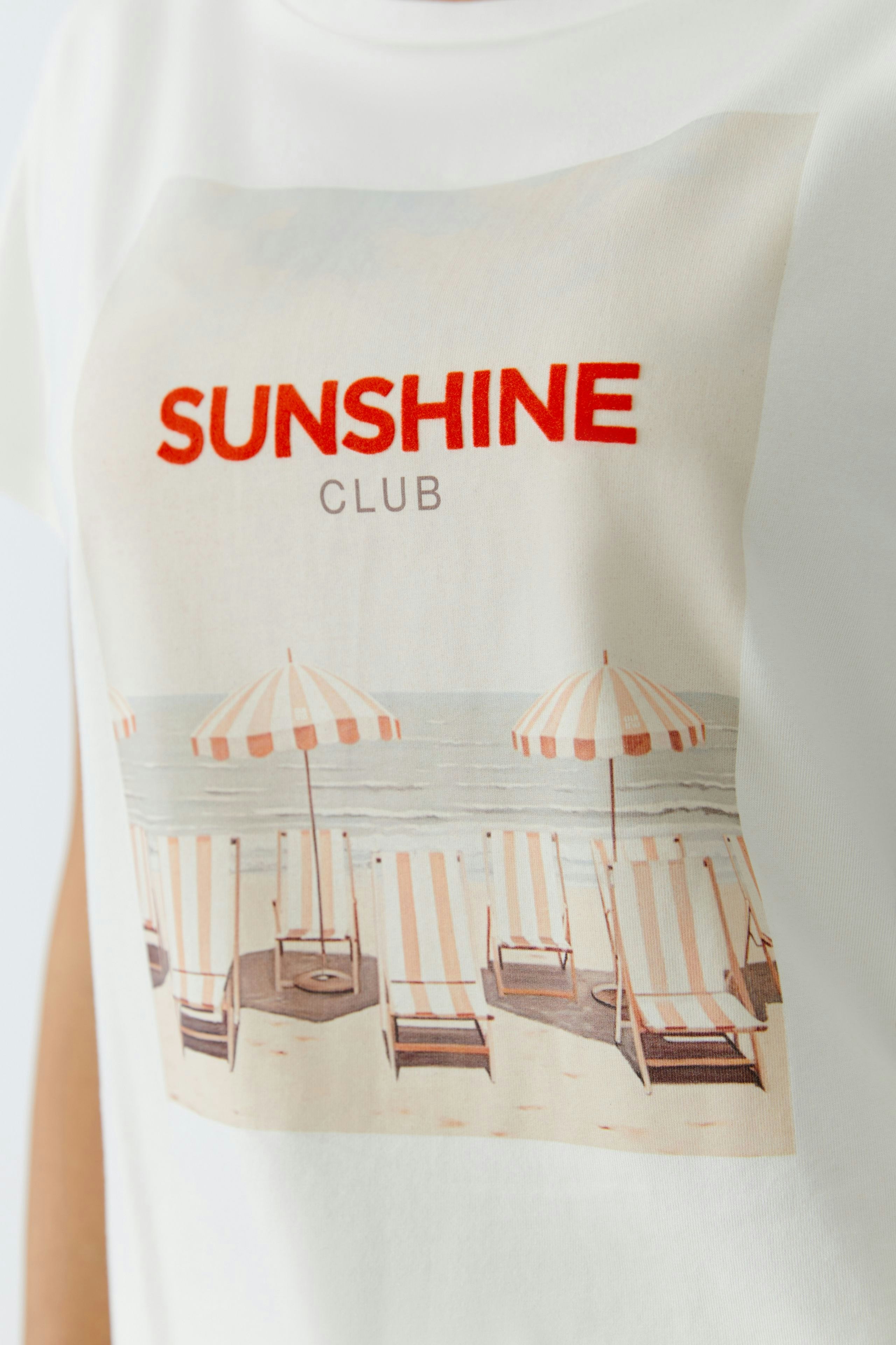 Bequemes Damen-T-Shirt mit buntem Strandmotiv und Schriftzug "SUNSHINE CLUB".