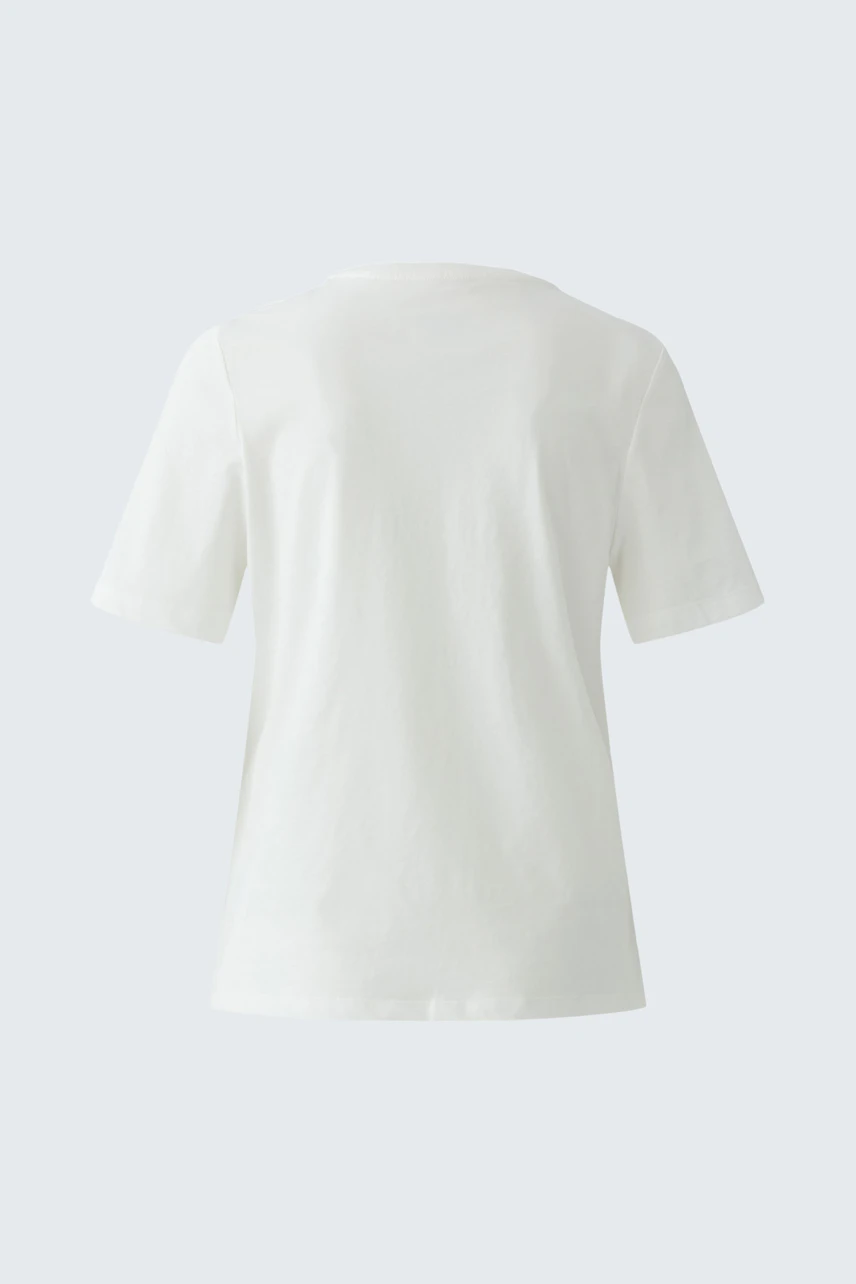 Casual women's T-shirt: A simple white tee with short sleeves, perfect for everyday wear.
