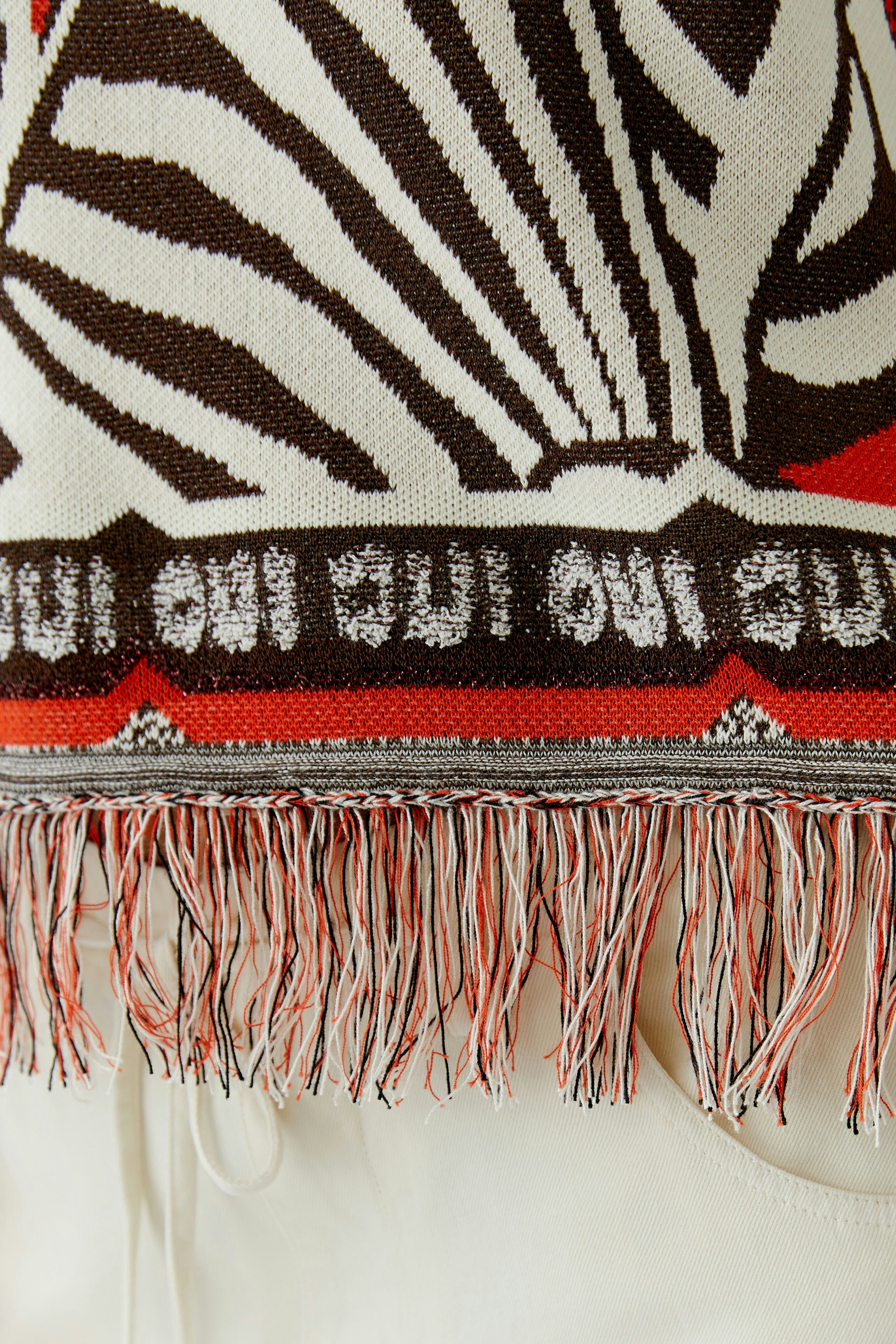 Damen-Pullover mit auffälligem Muster und Fransen, ideal für einen lässigen Look.