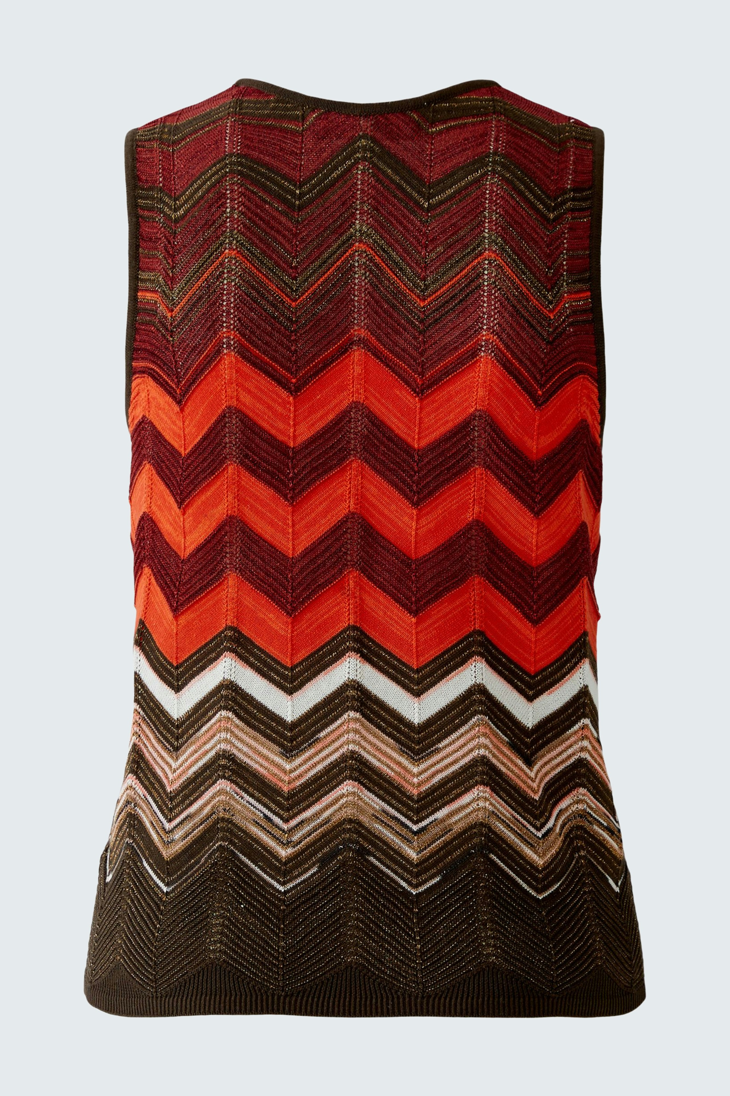 Buntes Damen-Top mit Zickzackmuster in Rot- und Brauntönen, lässig und modern.