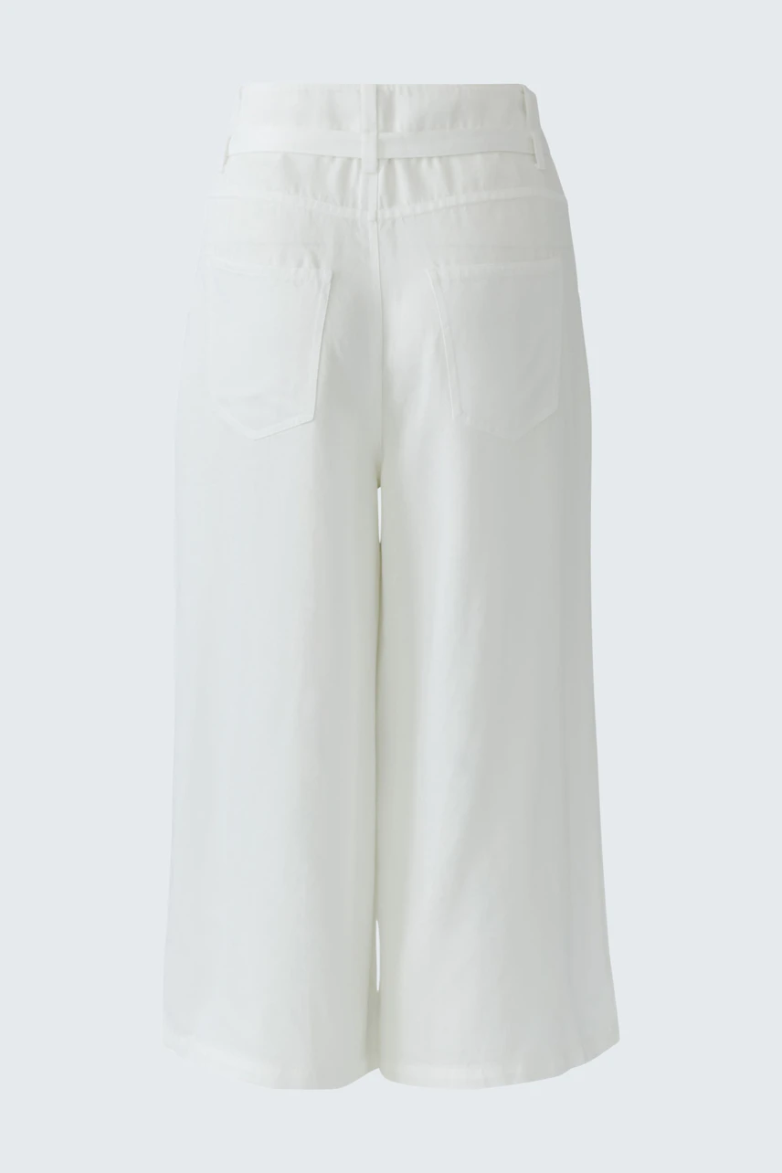 Casual women's pants: White wide-leg trousers with a high waist and back pockets.