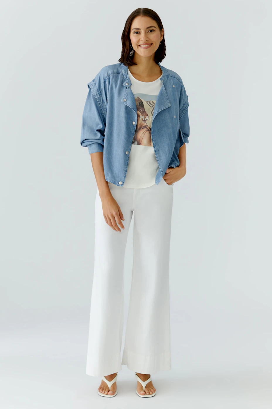 Casual women's denim jacket: A stylish blue jacket with a relaxed fit and button closure.