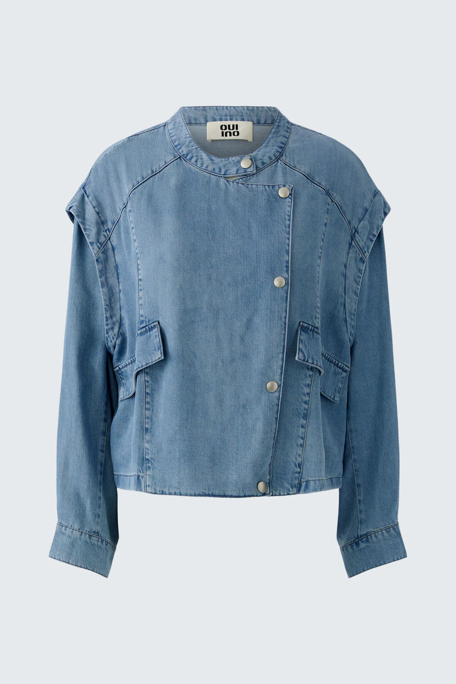 Moderne Damen-Jeansjacke in hellem Denim mit lässigem Schnitt und praktischen Taschen.