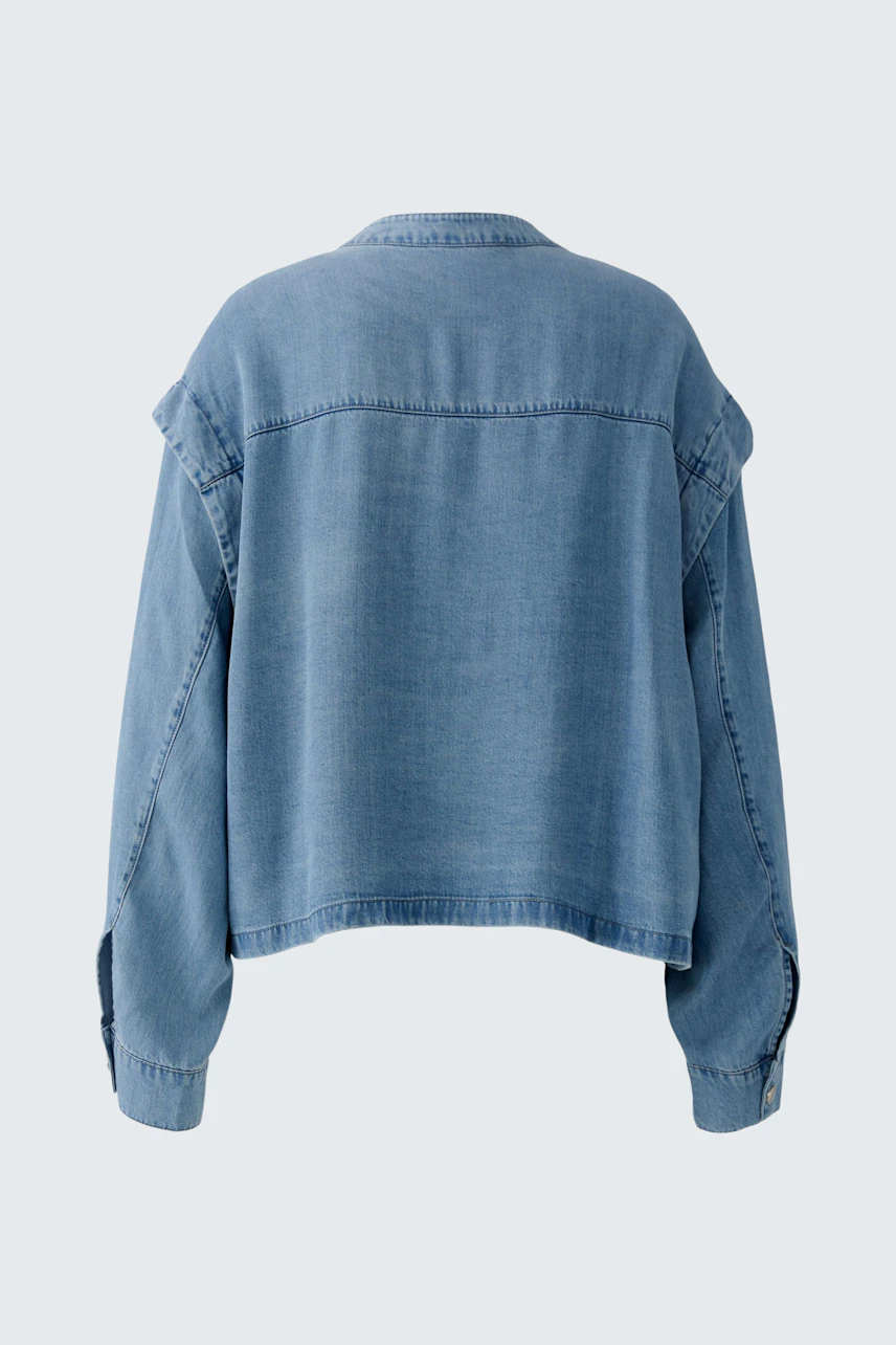 Lässige Jeansjacke: Rückansicht einer blauen Damenjacke aus Denim, ideal für einen entspannten Look.