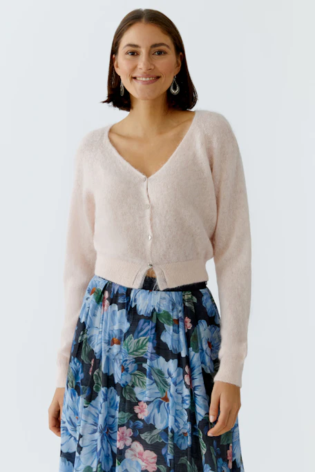 Helle Damen-Strickjacke mit V-Ausschnitt und Knöpfen, ideal für lässige Outfits.