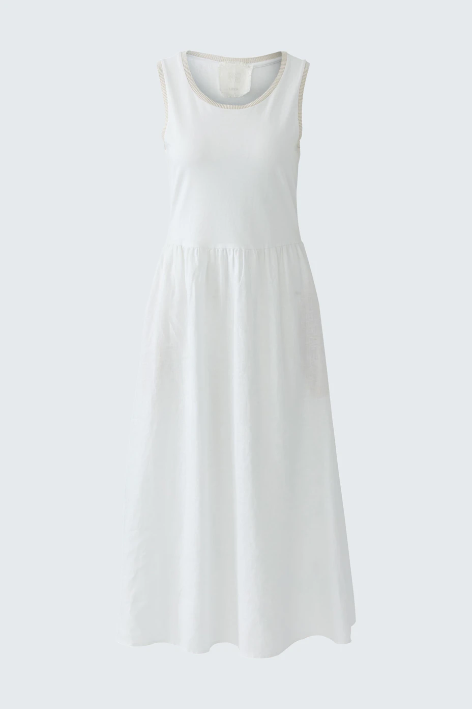 Bequemes Midikleid: Weiße, ärmellose Damenkleidung mit lockerer Passform und weitem Rock.