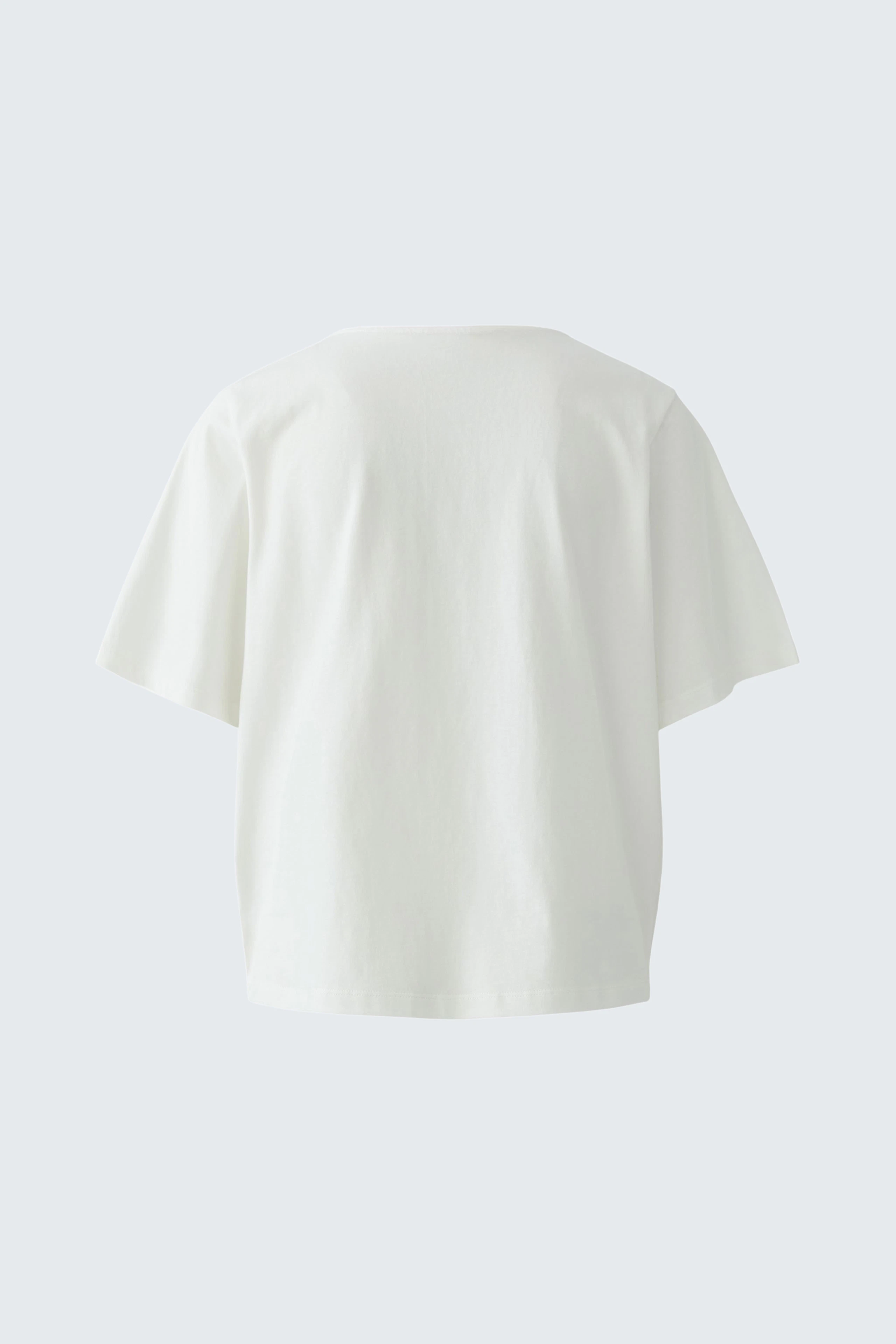 Casual white T-shirt: Simple design with short sleeves, perfect for everyday wear.