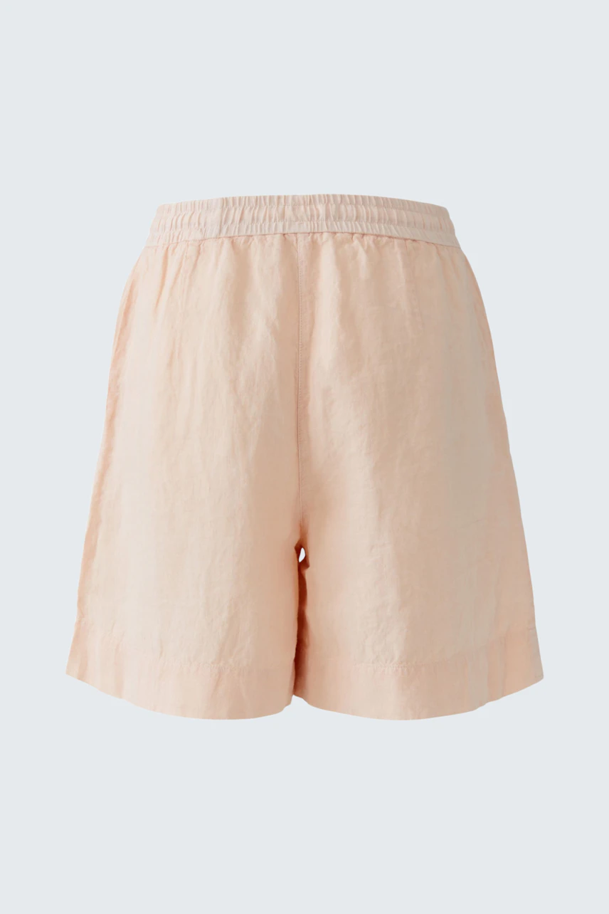 Casual shorts in soft pink fabric, perfect for a relaxed summer look.