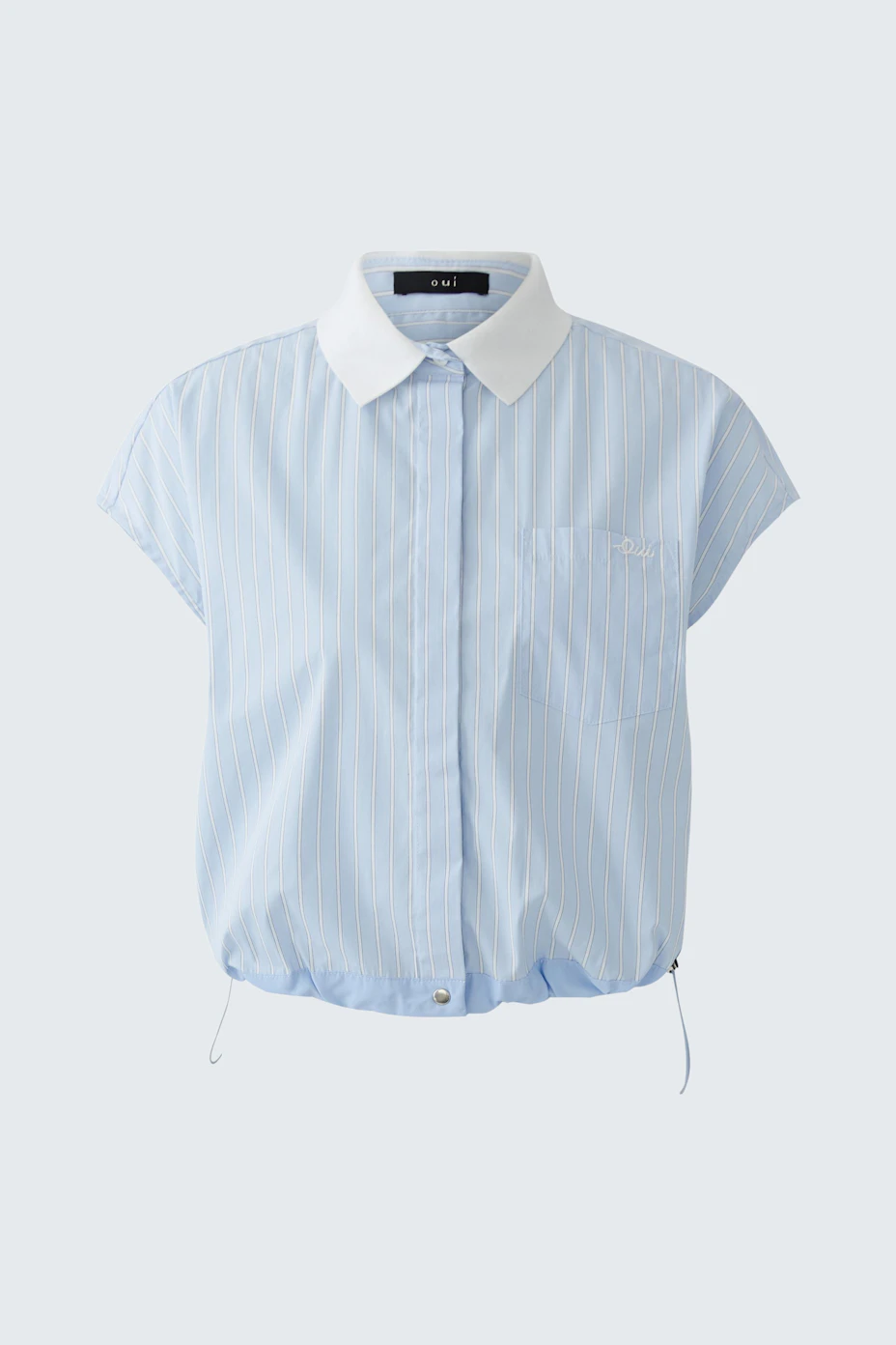 Moderne Damen-Bluse: Kurzärmlige Bluse in Hellblau mit weißen Streifen und Kragen.