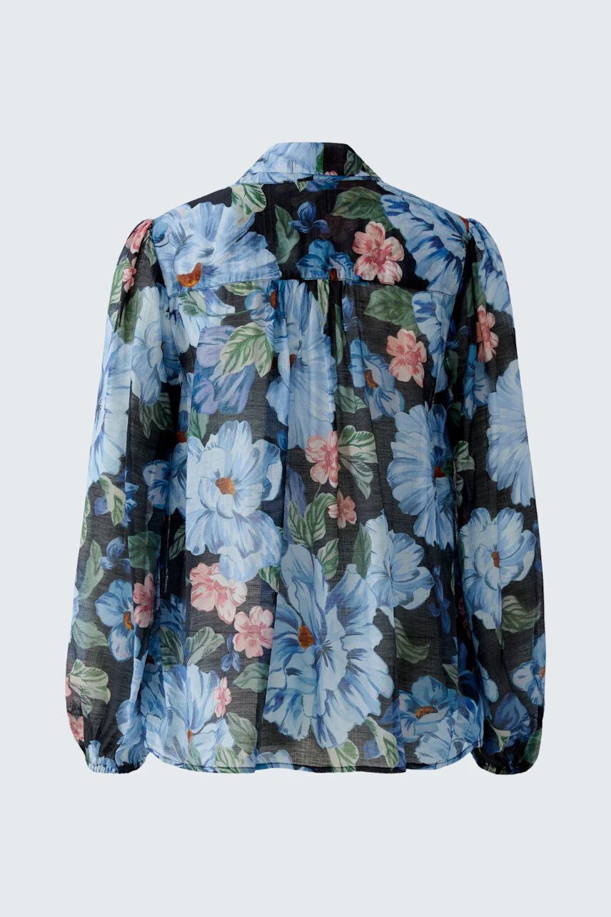 Florale Damen-Bluse: Luftige Bluse mit blauen Blumen auf schwarzem Hintergrund, ohne Model abgebildet.