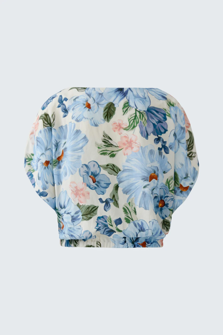 Florale Damen-Bluse: Luftige Bluse mit blauem Blumenmuster auf weißem Hintergrund, ohne Model.