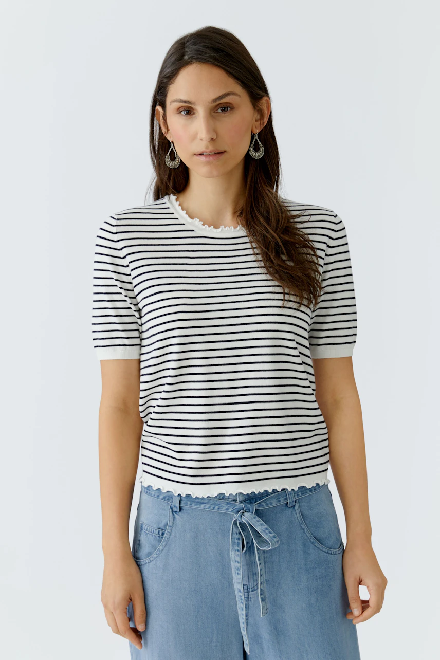 Casual women's pullover: Young woman in a striped pullover with a scalloped neckline and relaxed fit.