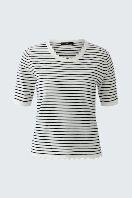 Gestreifter Damen-Pullover mit kurzen Ärmeln und wellenförmigem Saum in Schwarz und Weiß.