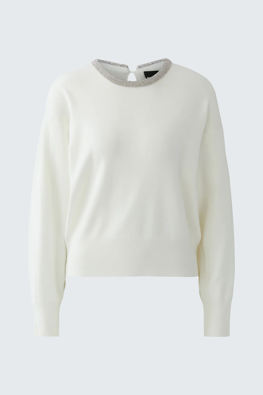 Casual women's pullover in white with a unique neckline detail, perfect for everyday wear.