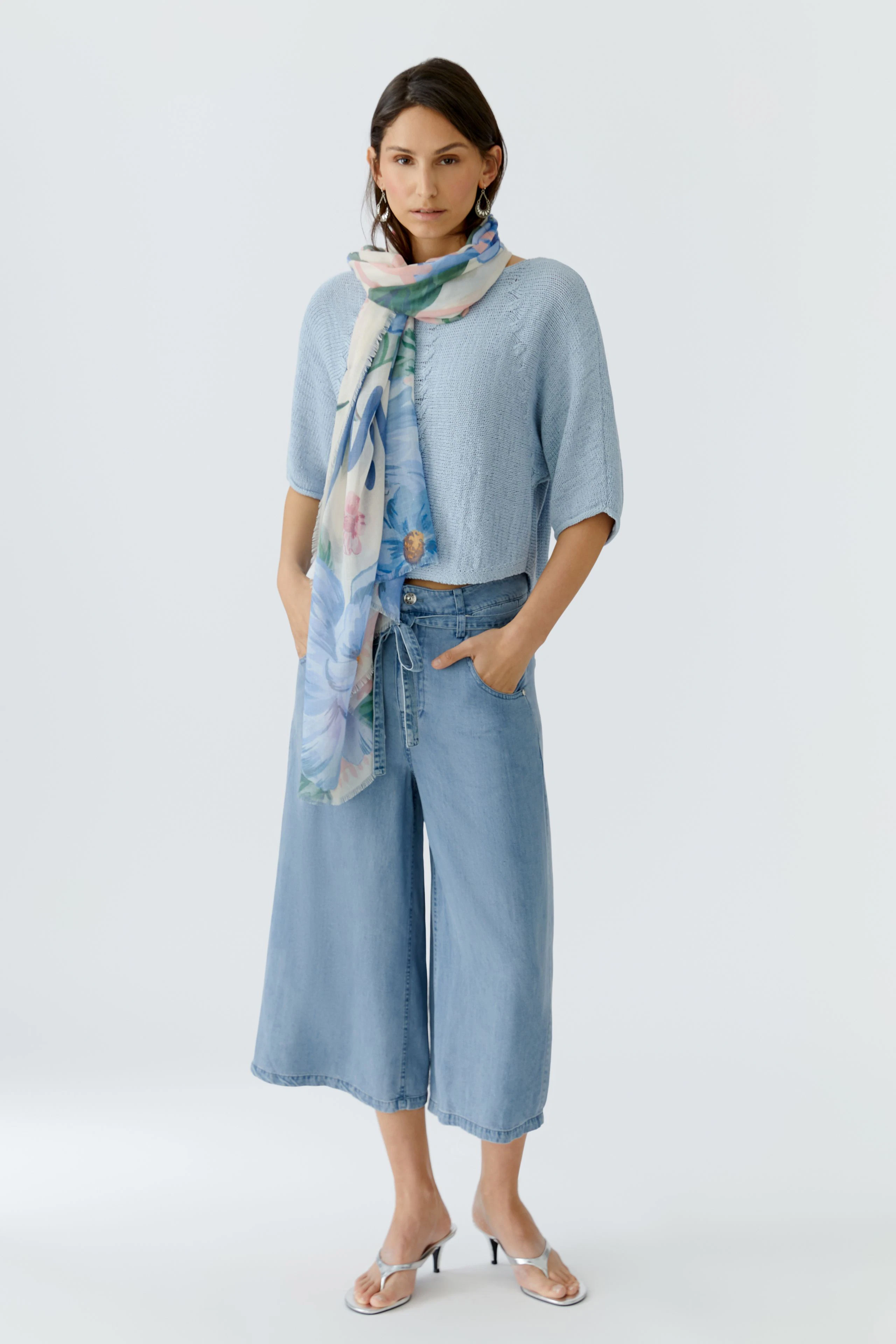 Leichter Damen-Schal mit floralen Motiven in Blau und Rosa, ideal für frische Tage.